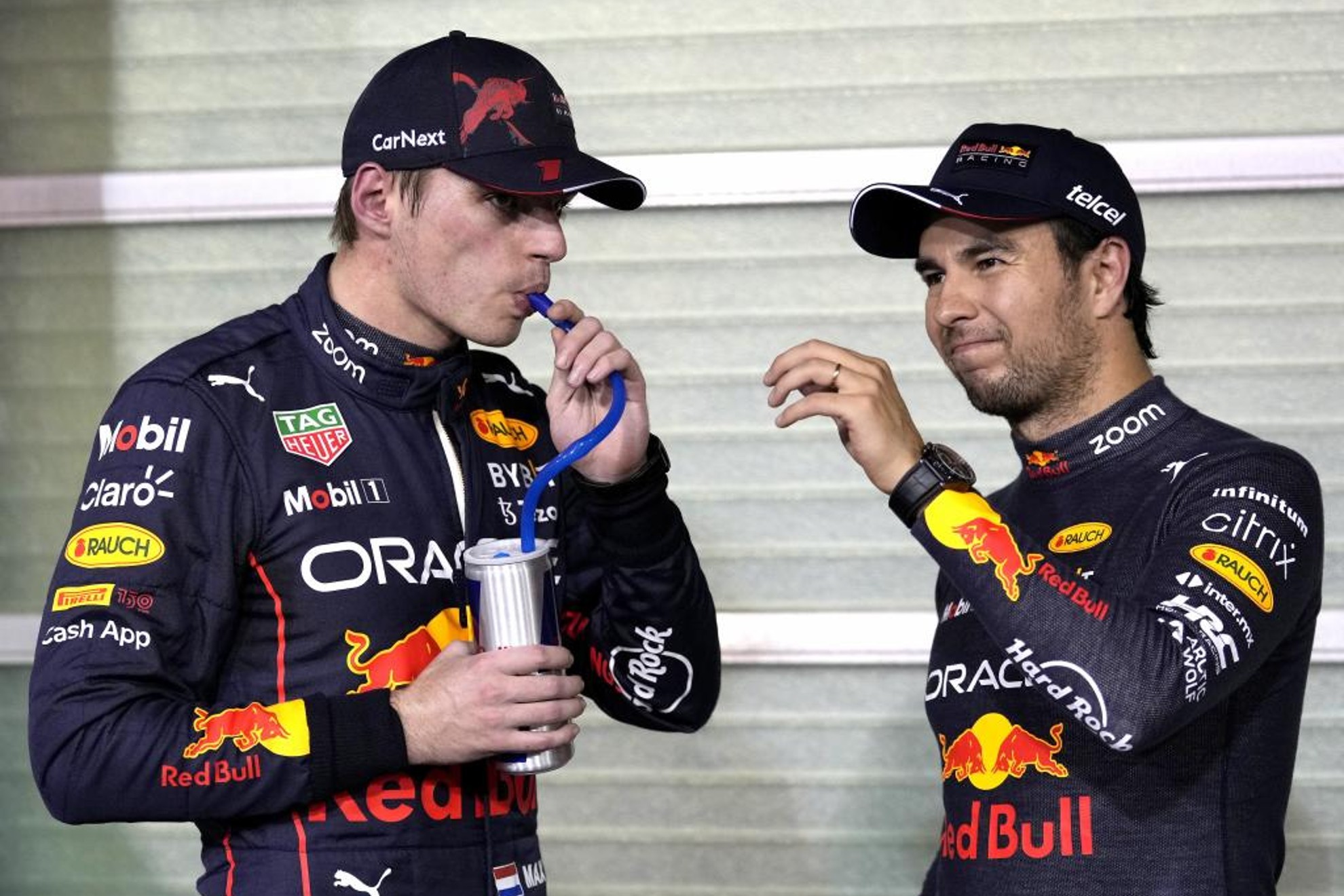 Verstappen y Checo, tras conseguir la primera línea en el GP de Abu Dhabi 2022.
