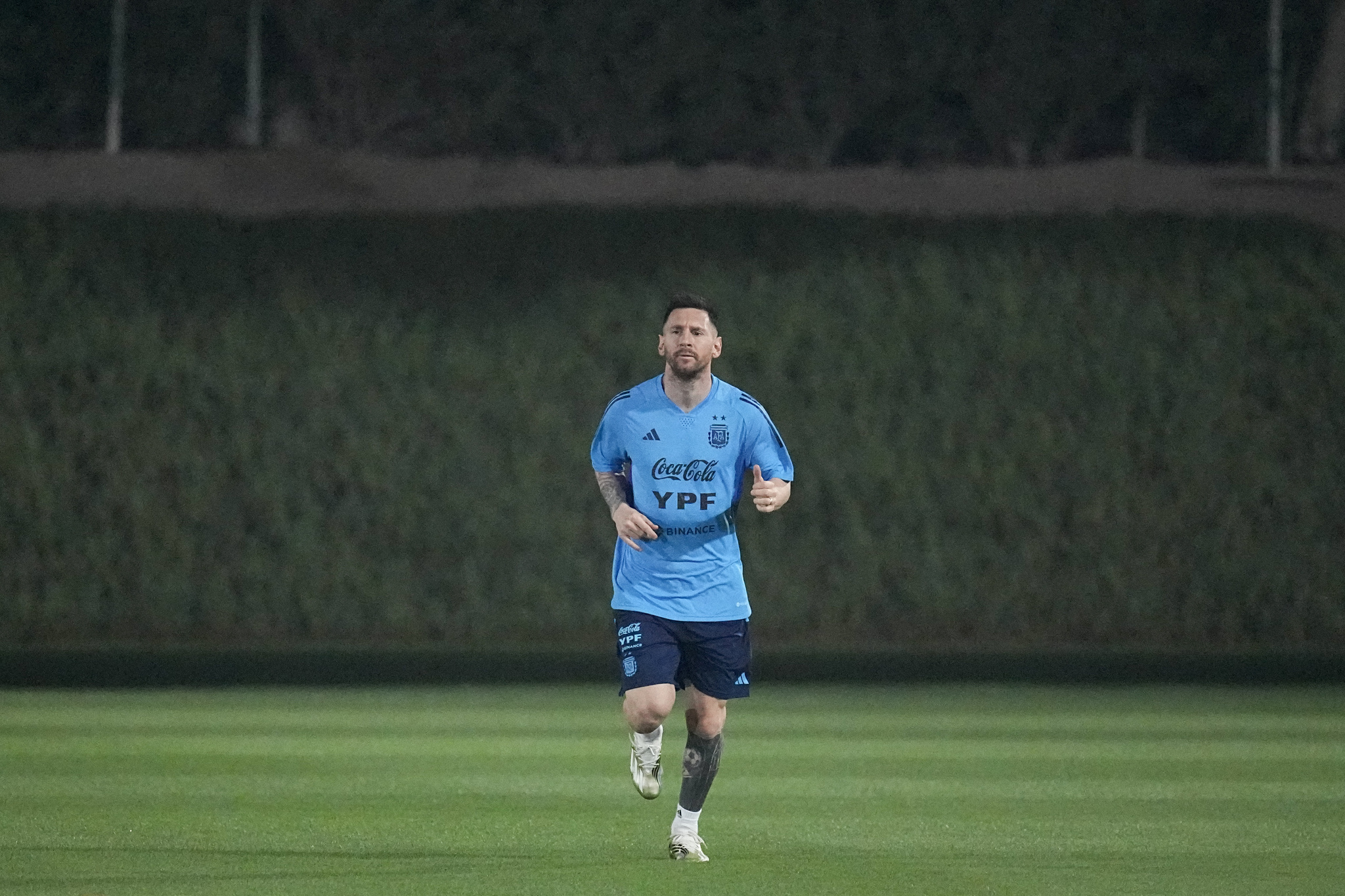 Lionés  lt;HIT gt;Messi lt;/HIT gt; jogs during a training session of Argentina's national soccer team in Doha, Saturday, Nov. 19, 2022. (AP Photo/Jorge Saenz)