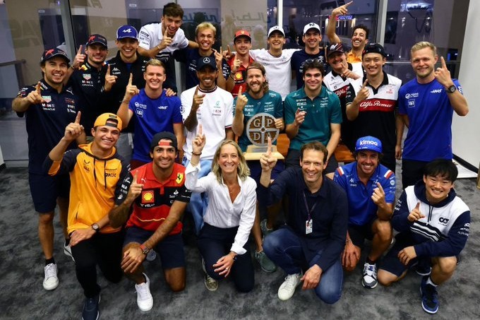 Vettel, en su última reunión de GPDA (asociación de pilotos) junto al resto de pilotos con su clásico dedo.