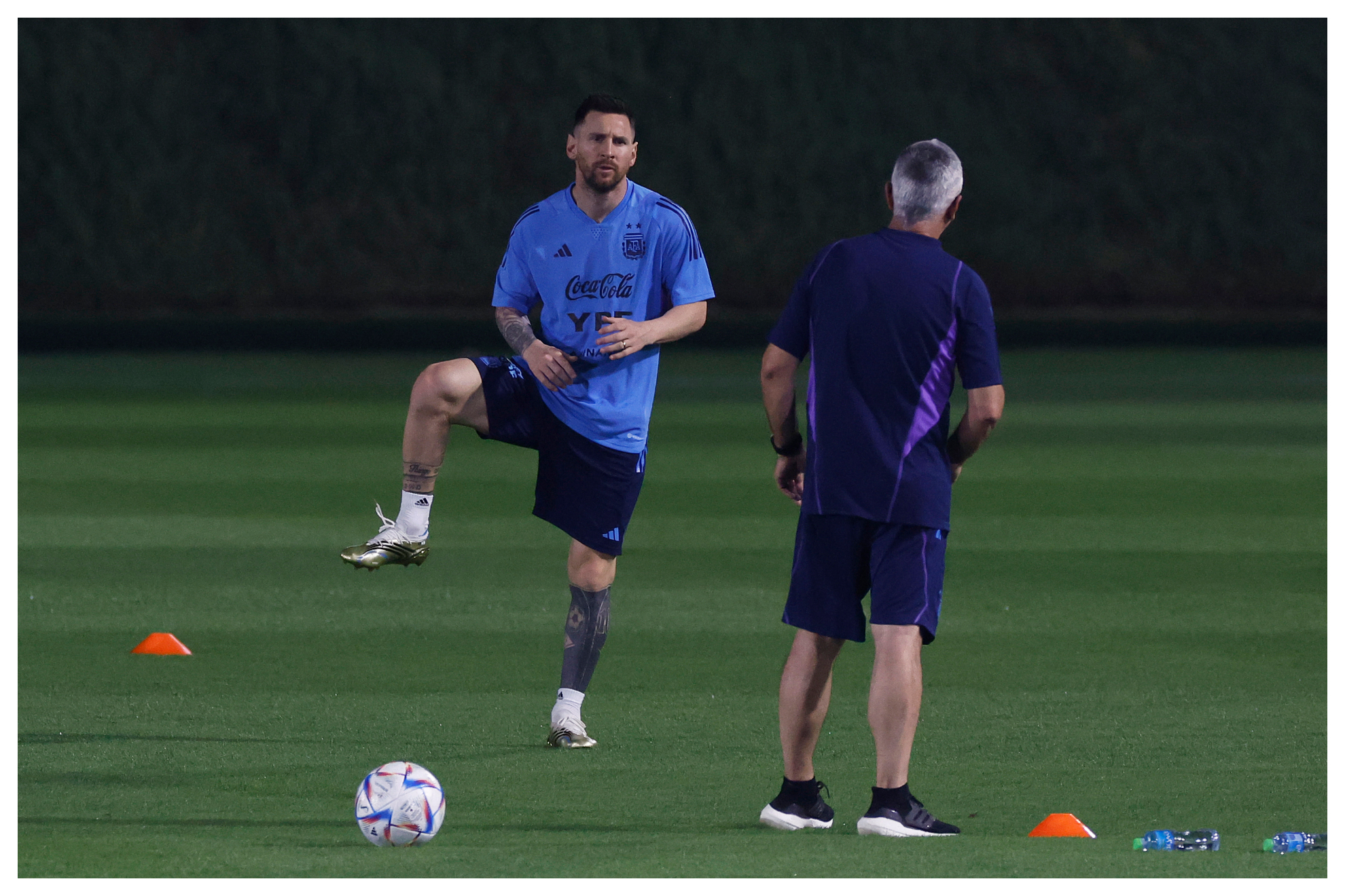 Messi, con el fisio, en el entrenamiento del sábado.
