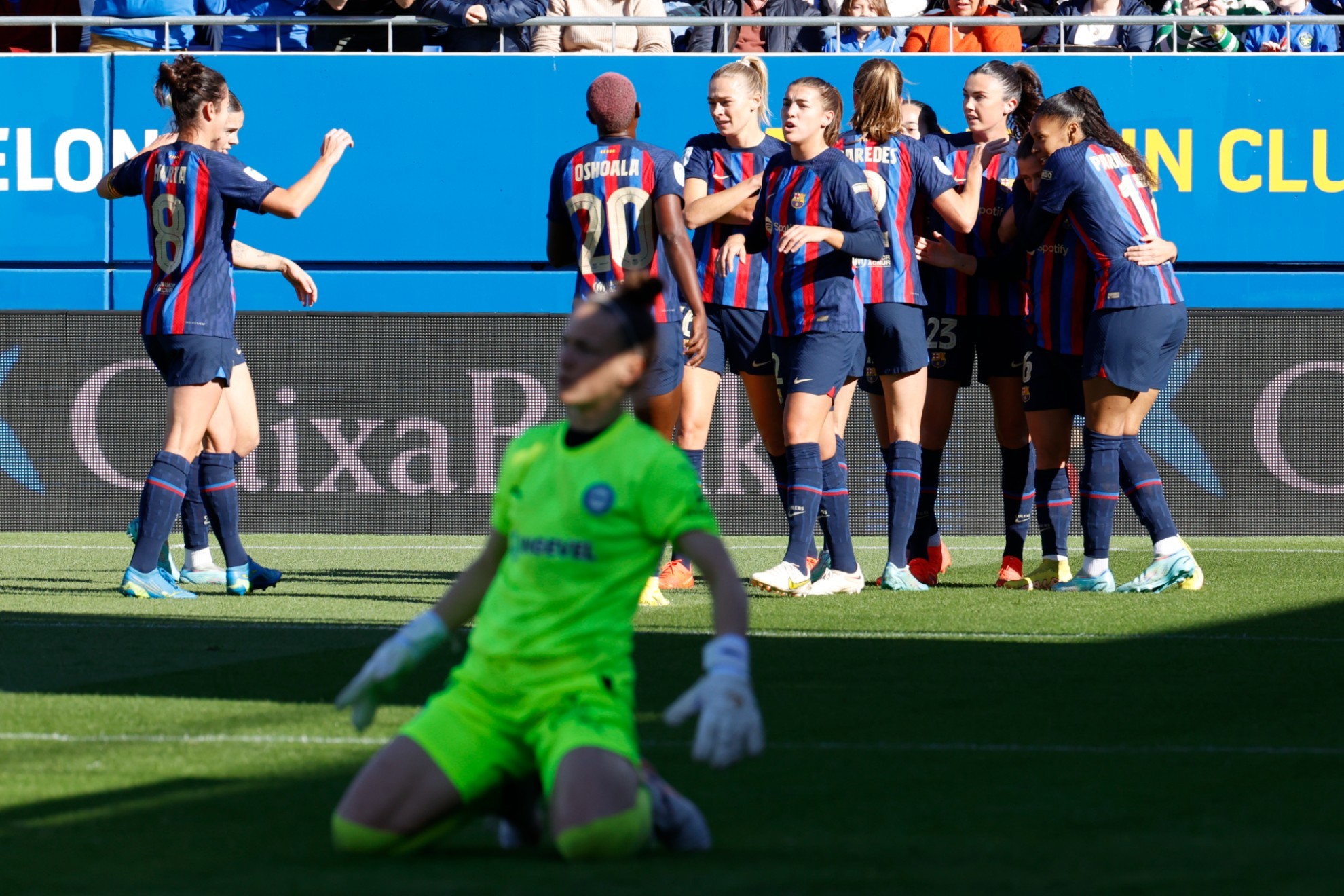 Las jugadoras del Barcelona celebran un gol ante el Alavés en el Johan Cruyff / EFE