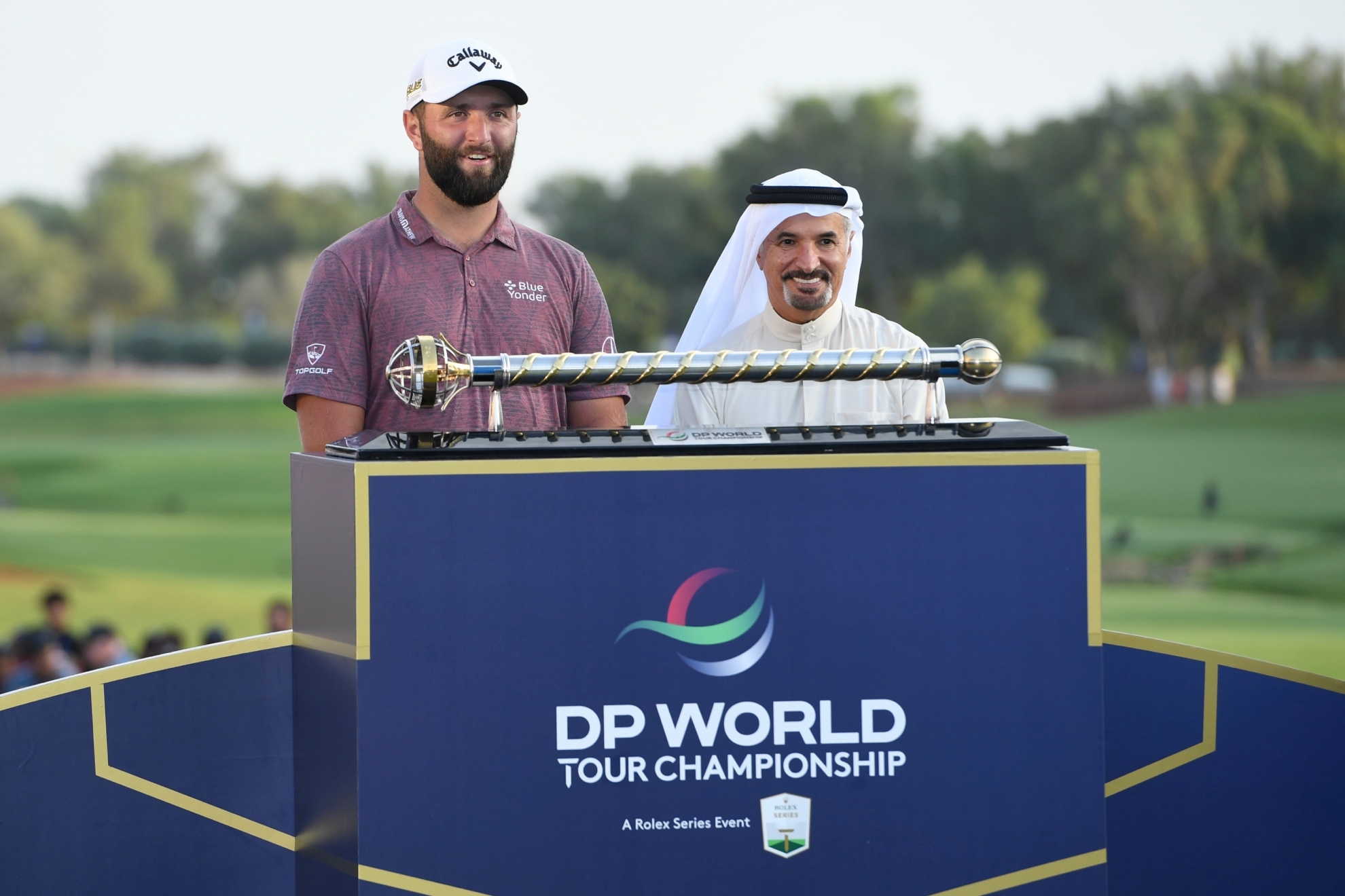 Rahm, junto a M. Hareb, secretario general del Consejo de Deportes de Dubái, antes de recibir el trofeo.