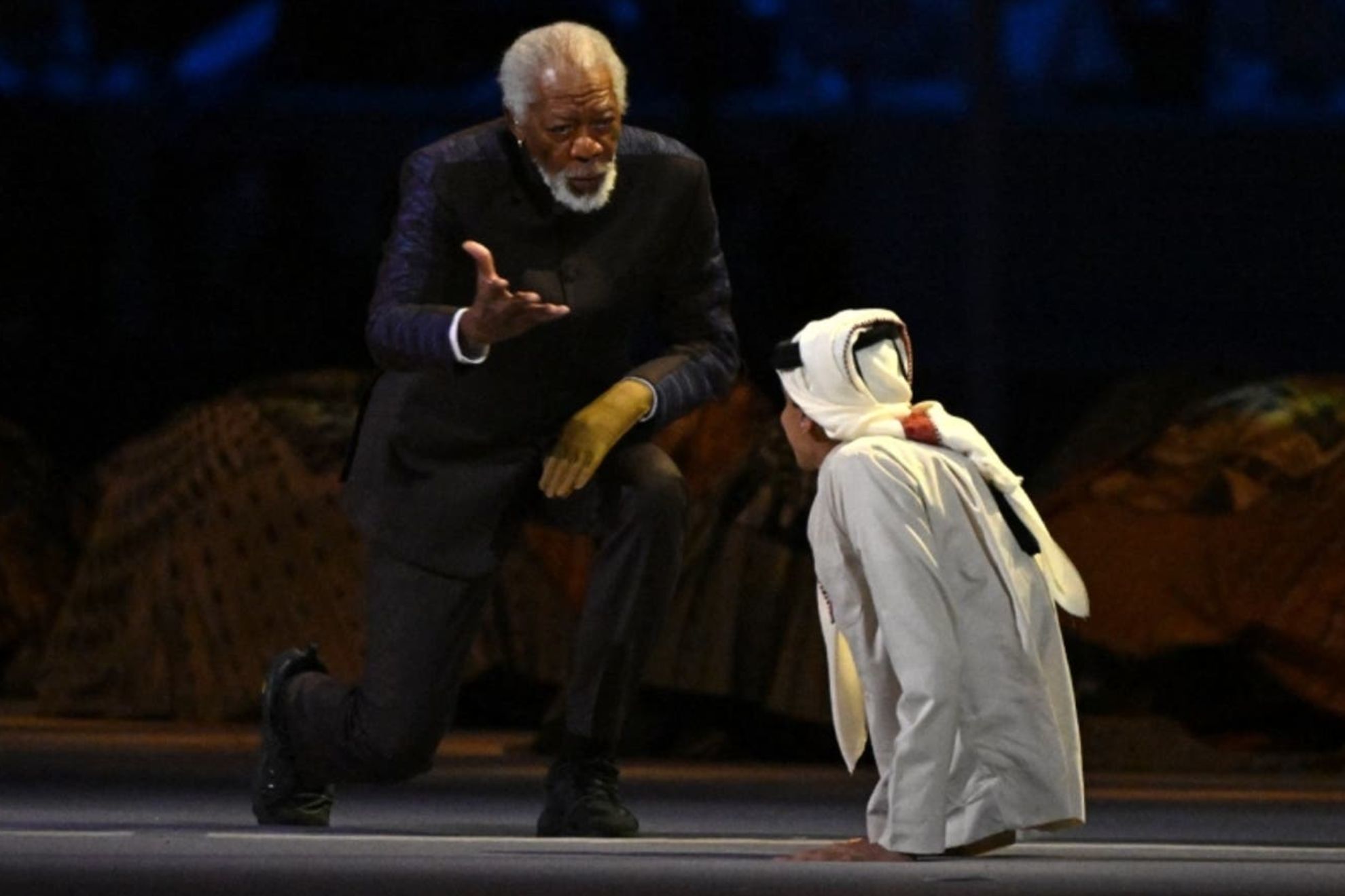 ¿Qué le pasa a Morgan Freeman en su mano izquierda y por qué lleva un guante puesto durante el discurso de inauguración del Mundial?