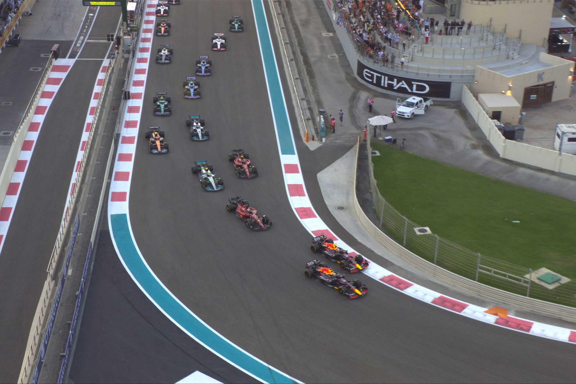 Verstappen le cierra la puerta a Checo en Abu Dhabi. | @F1