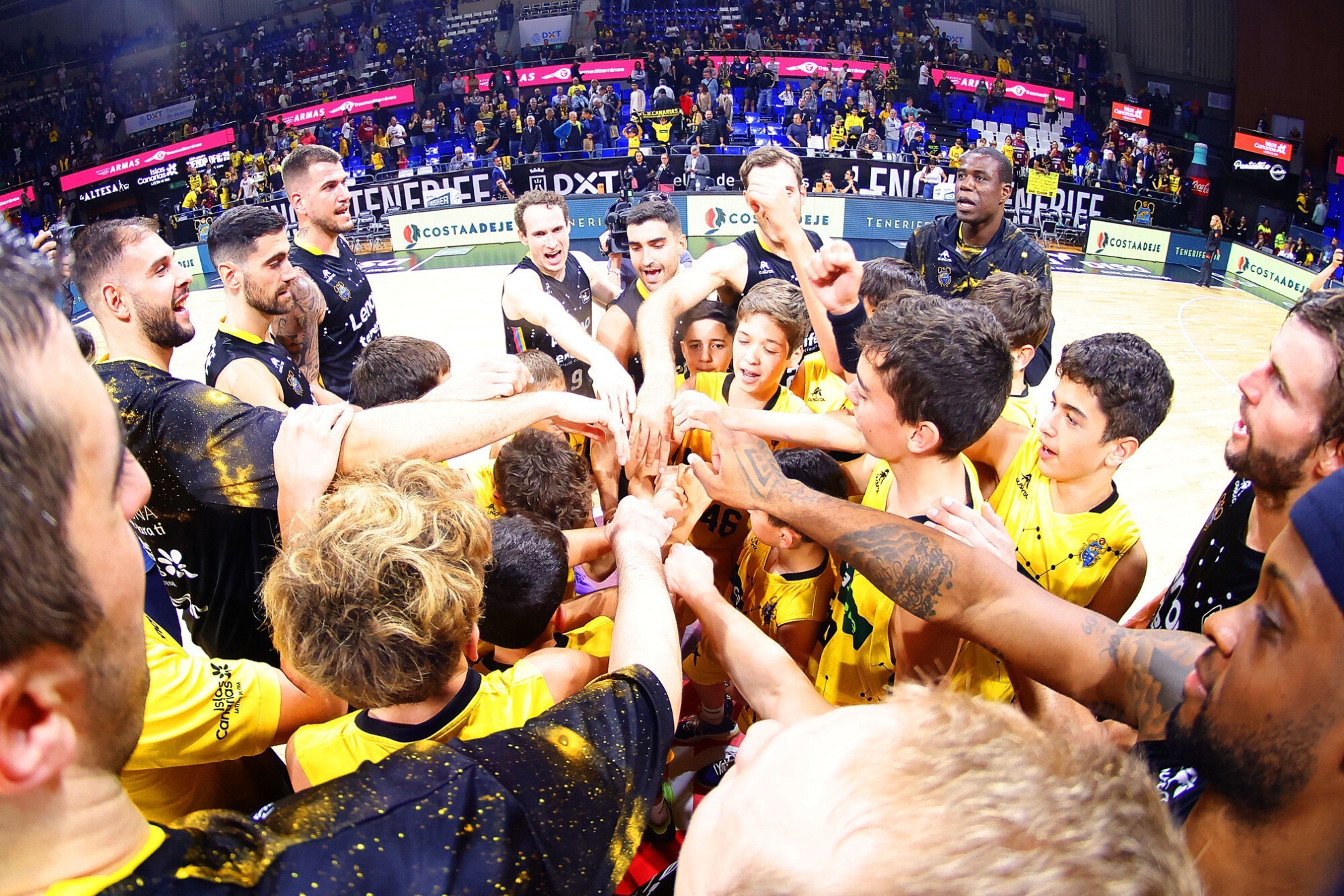Los jugadores del Lenovo Tenerife celebran el triunfo sobre el Valencia Basket.