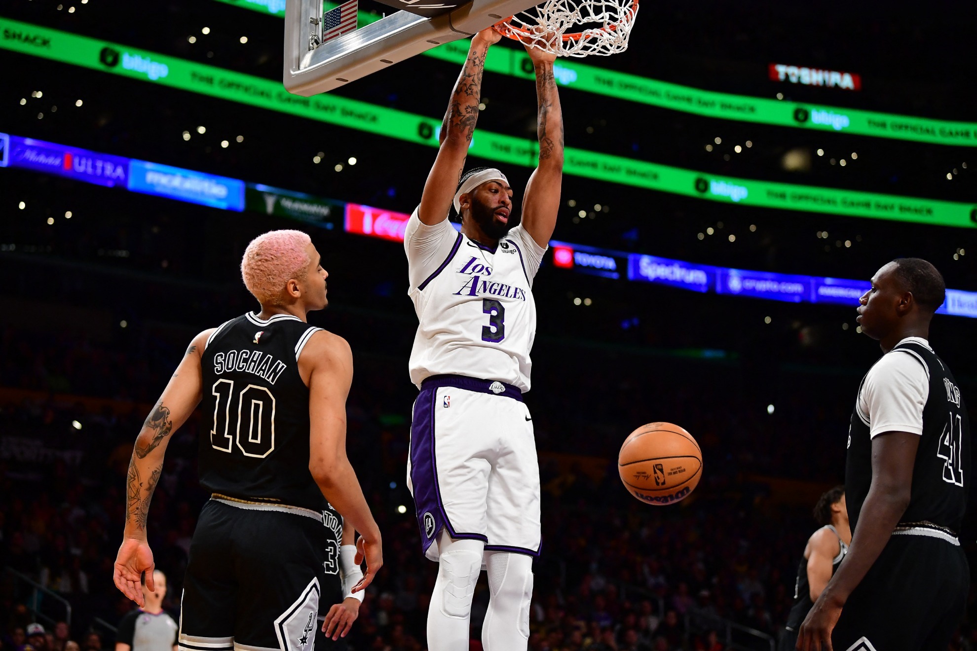 sin LeBron, Anthony Davis lució con los Lakers | Reuters