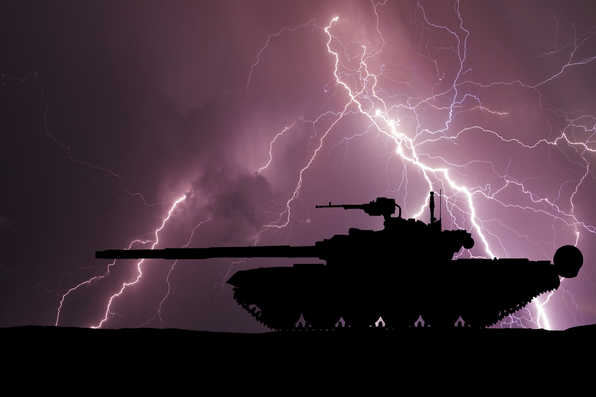 Un tanque con una tormenta de fondo.