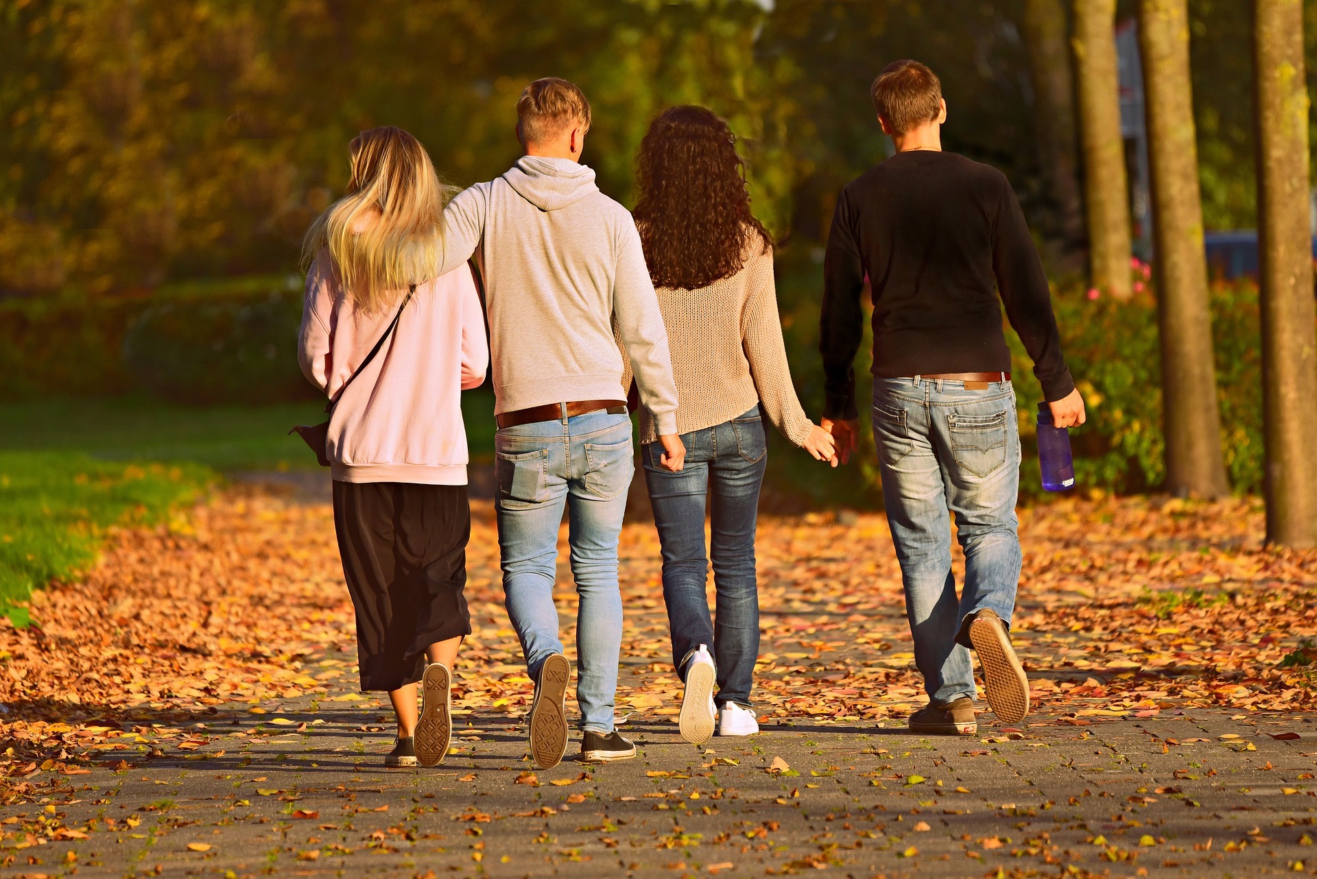Caminar con amigos o familiares es una buena forma de hacerlo más llevadero