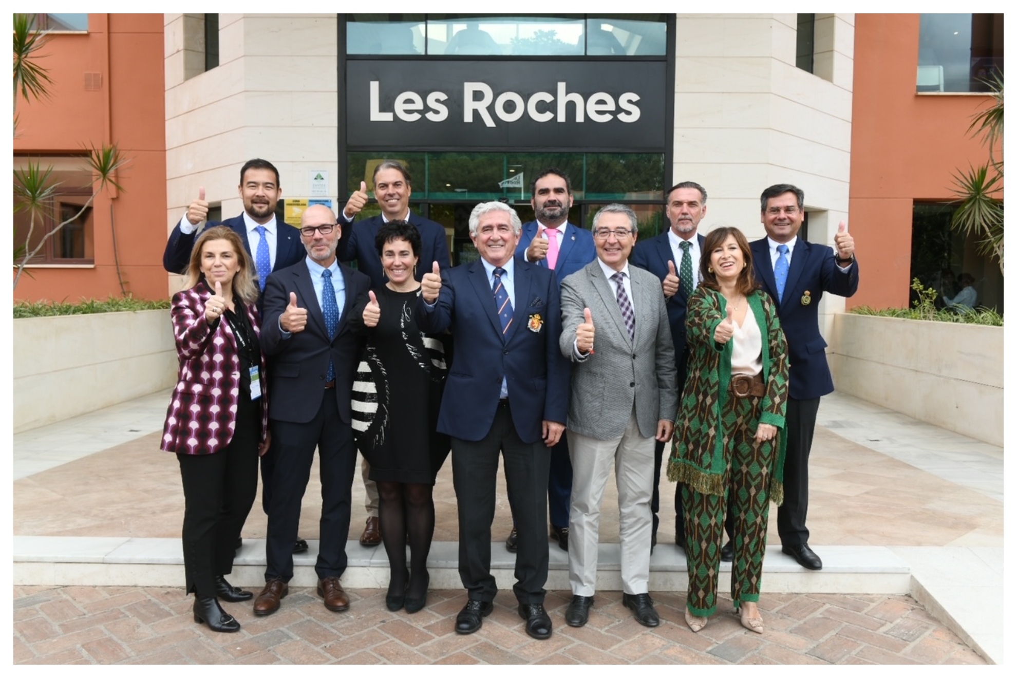 Foto de familia en el acto de presentación en Les Roches.