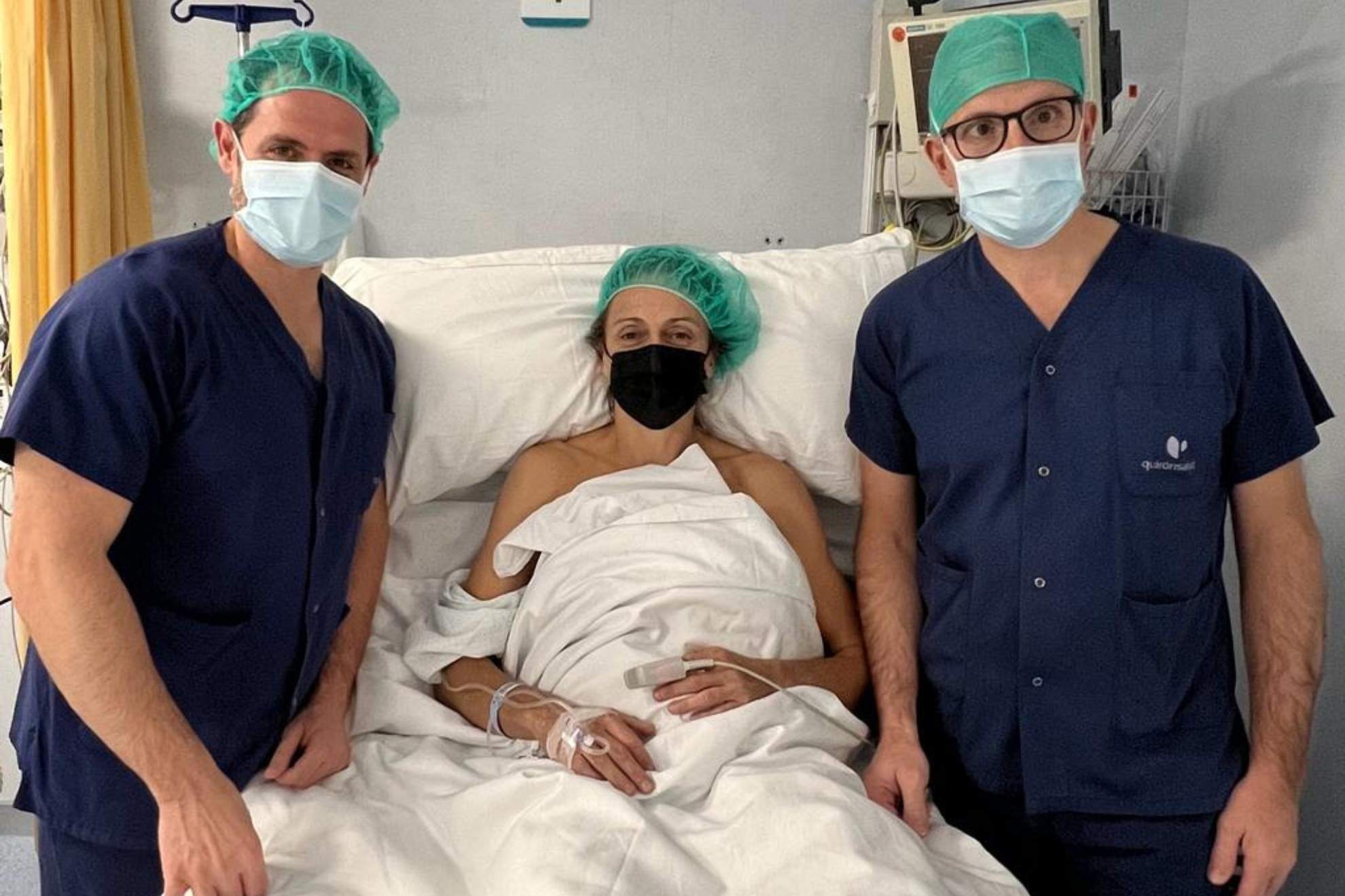 Silvia Navarro posa con los doctores Manuel Leyes y César Flores tras la operación.
