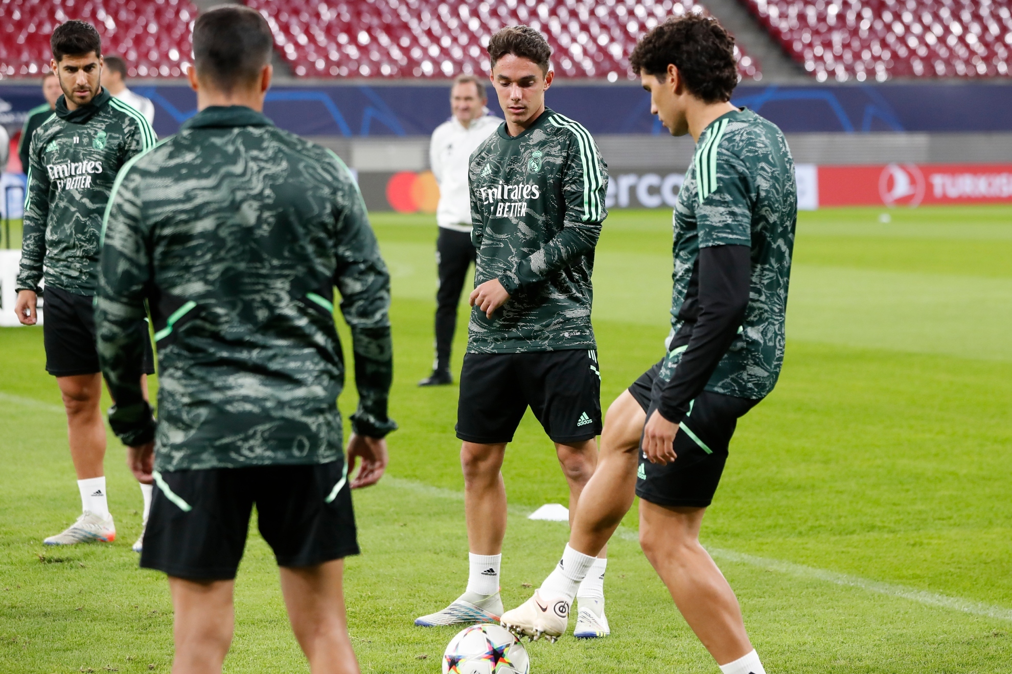 Arribas, en un entrenamiento con el primer equipo junto a Asensio, Vallejo y Lucas.