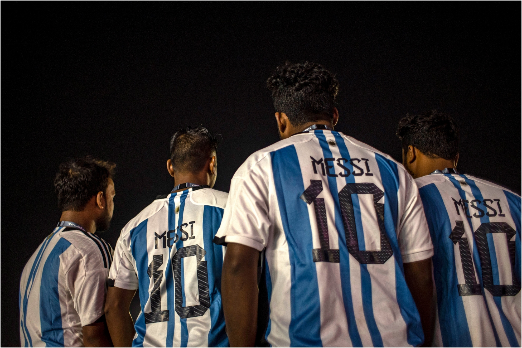 Varios aficionados, con la camiseta de Argentina con el dorsal 10 a la espalda.