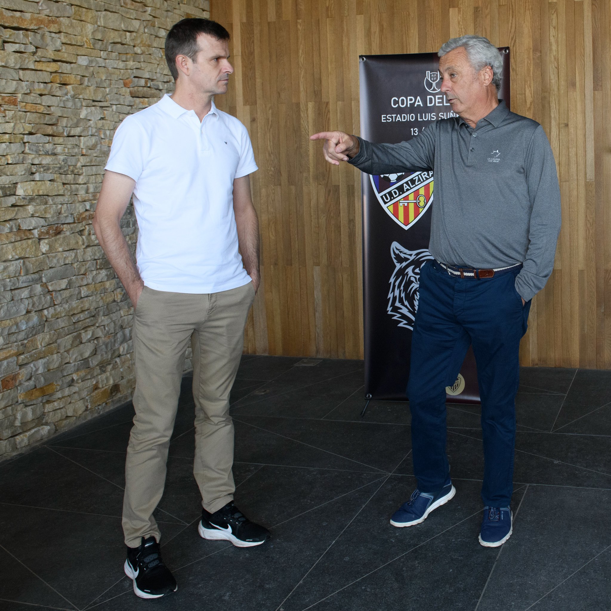 El presidente Uriarte conversa con un responsable del Alzira antes del partido de Copa previo al Mundial.