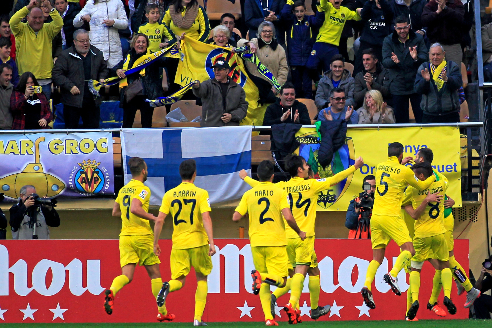 El Villarreal celebra un gol ante el Valencia en la Nochevieja de 2015.