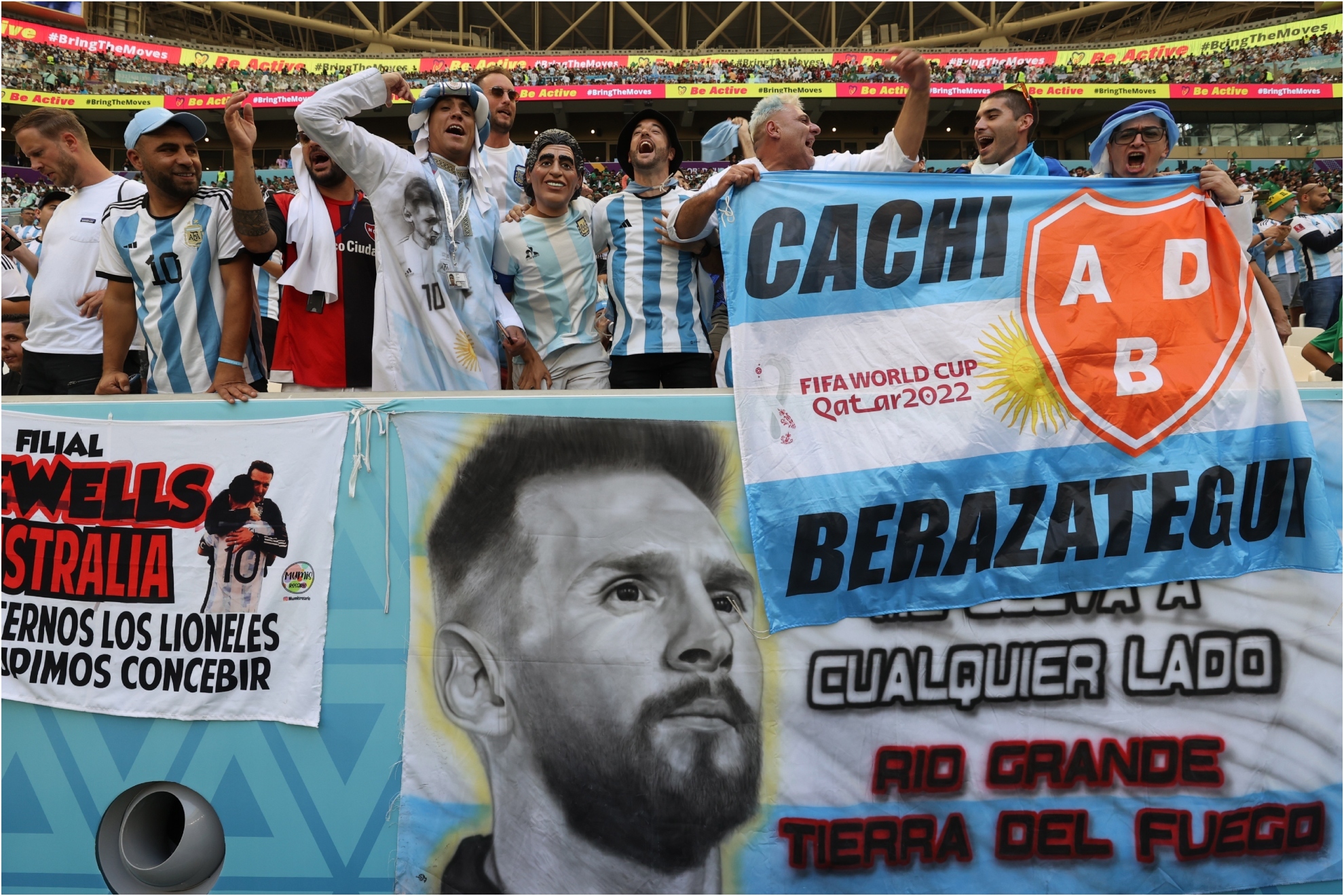 Aficionados argentinos en el estadio donde la Albiceleste se ha medido a Arabia Saudí.