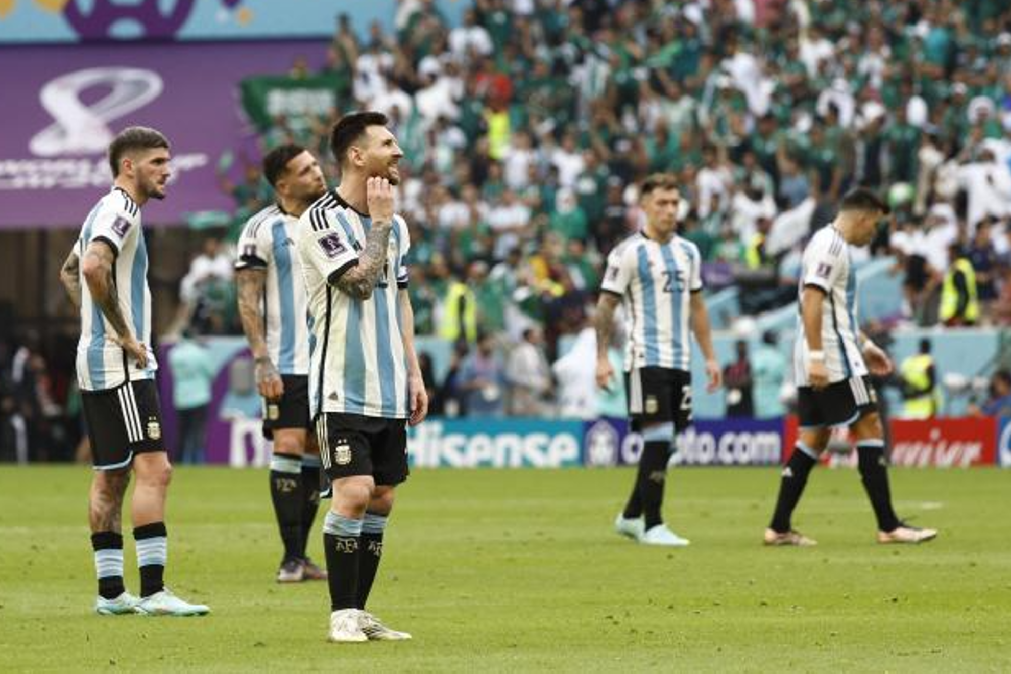 Los jugadores de Argentina se lamentan en el encuentro ante Arabia Saudí.