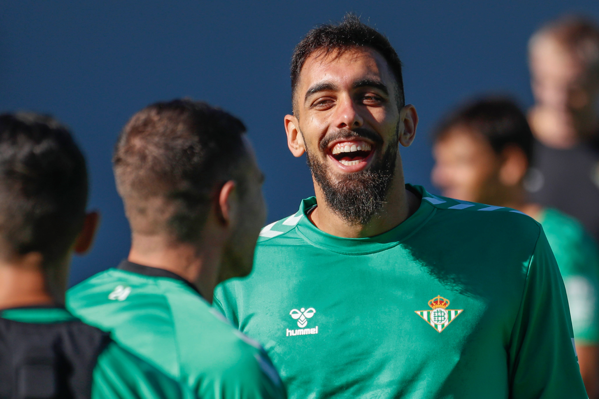 Borja Iglesias sonríe durante un entrenamiento del Betis en la ciudad deportiva.