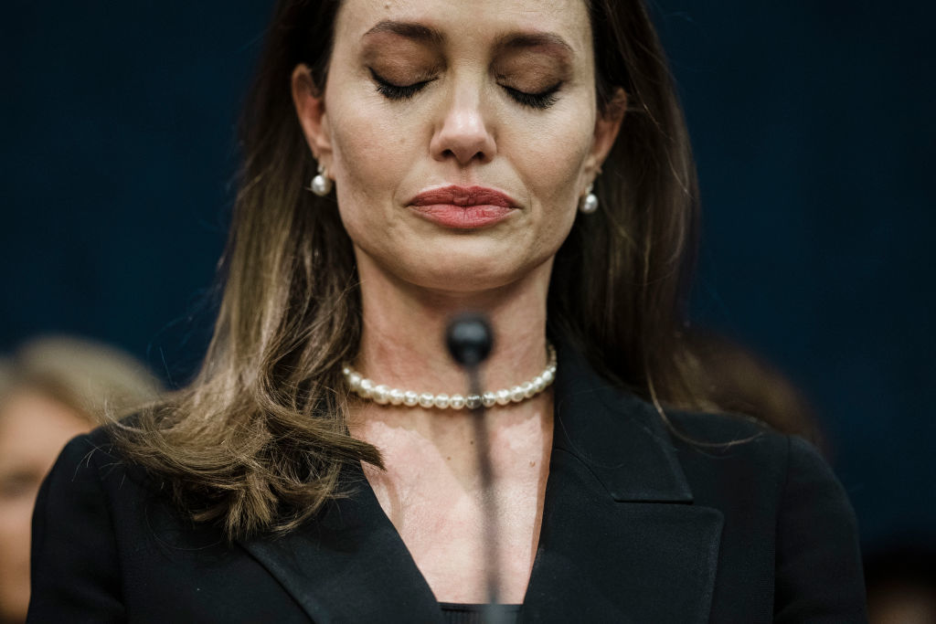 Angelina Jolie contrat a un sicario... para que la matara a ella misma!