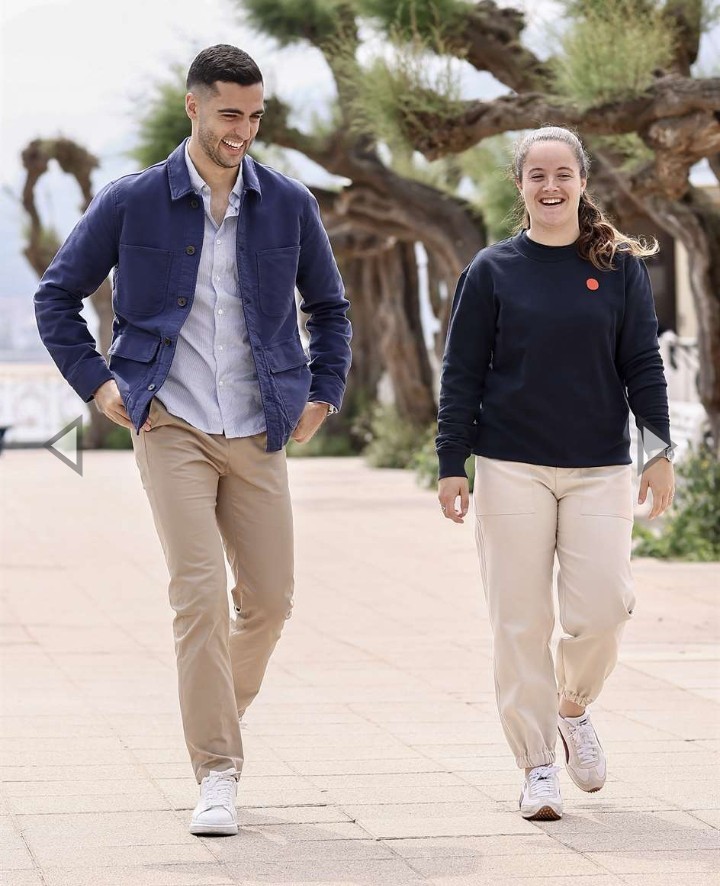 Mikel Merino y Nerea Eizagirre posan en un anuncio de la Real de su marca de ropa de vestir.