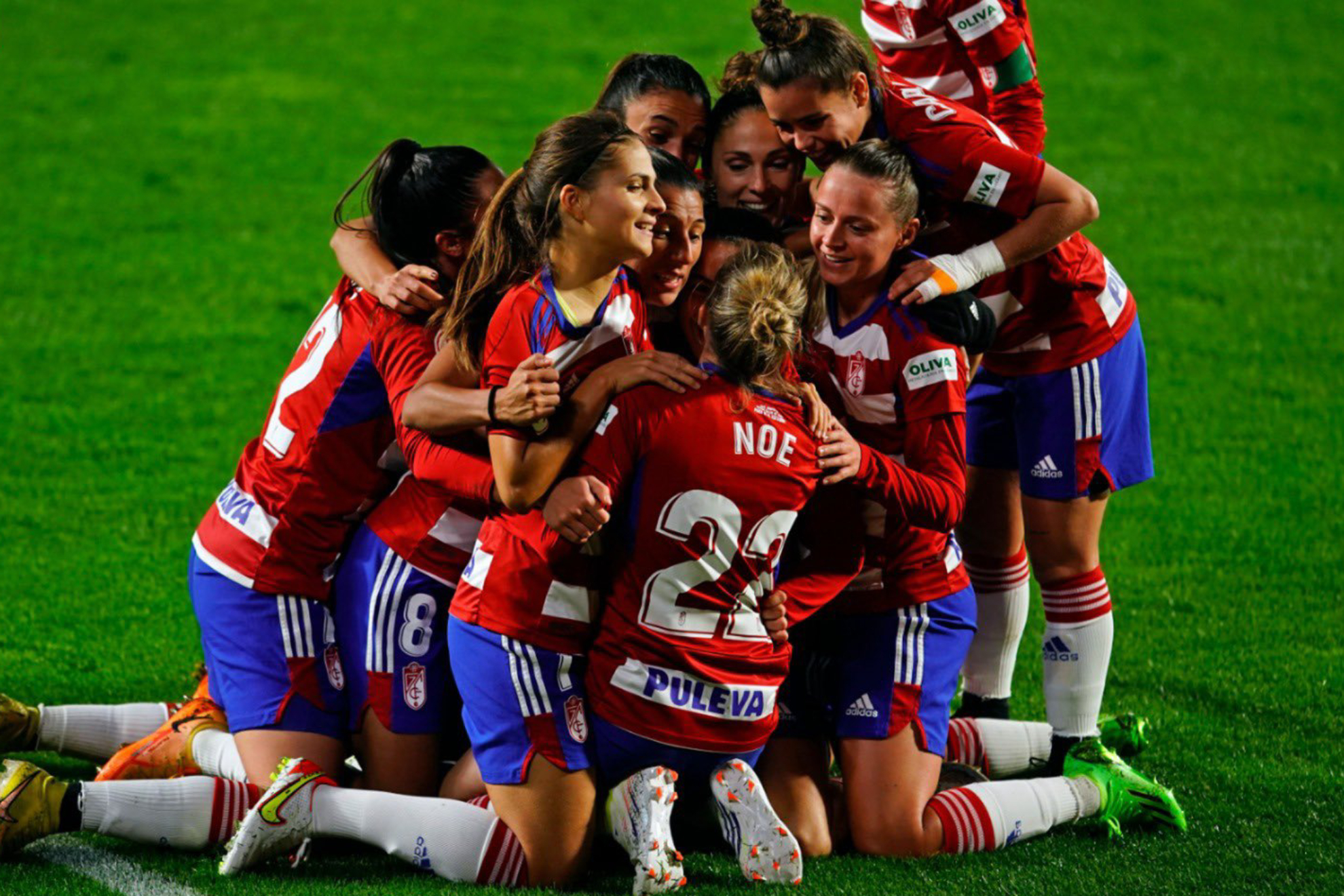 Las jugadoras del Granada celebrando un gol