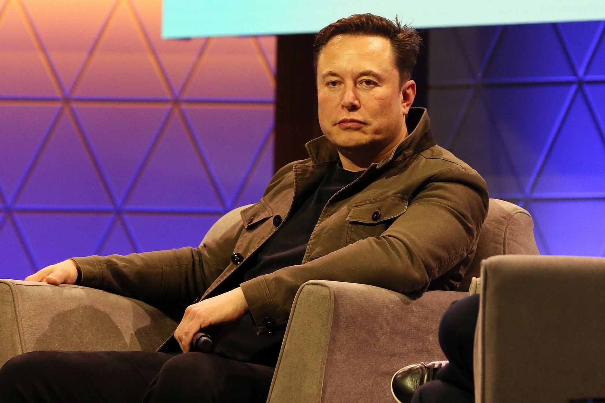 Elon Musk tiene que volver la mirada a Tesla, que no pasa por su mejor momento en bolsa.