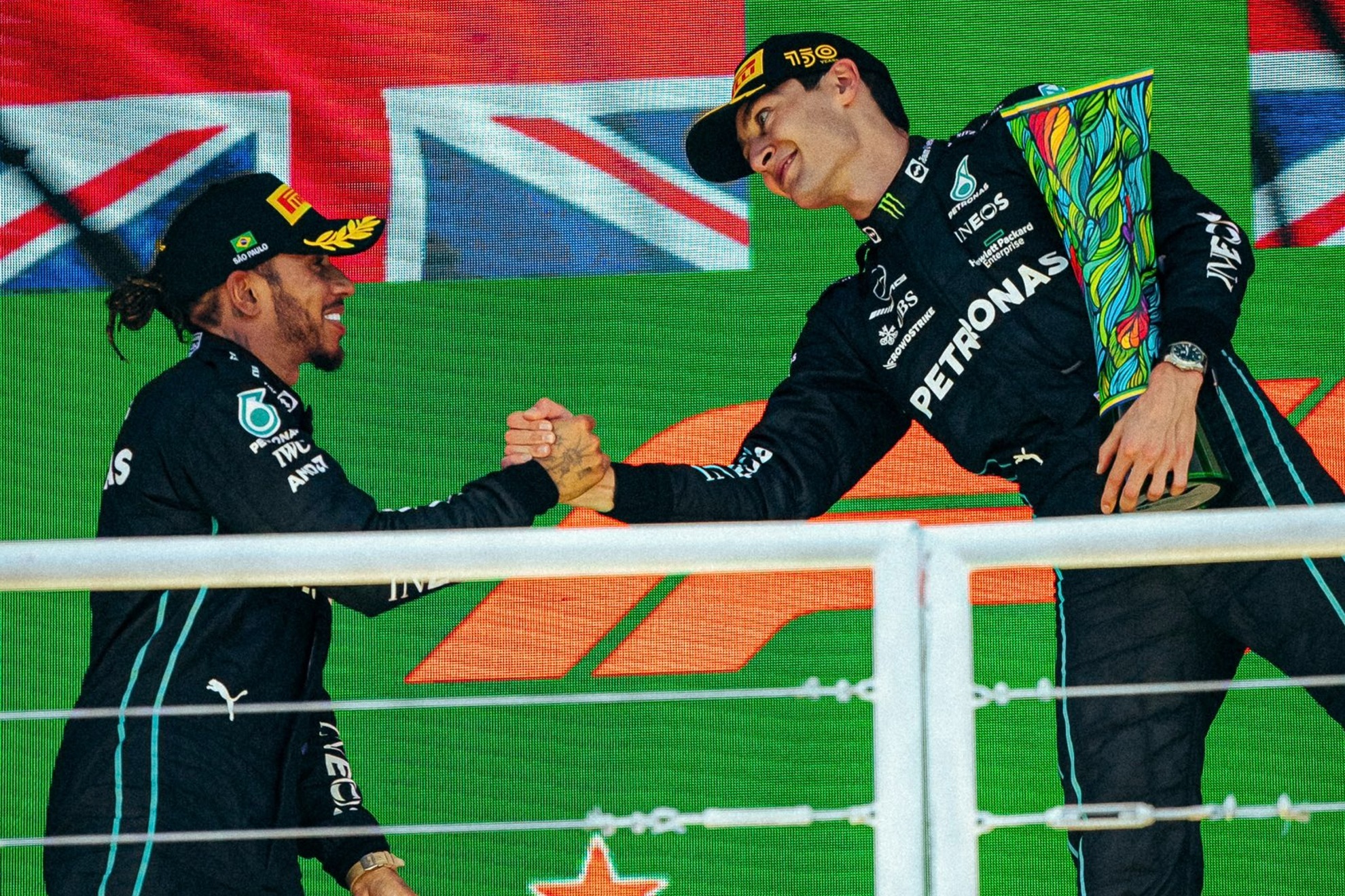 Russell y Hamilton, en el podio de Brasil.