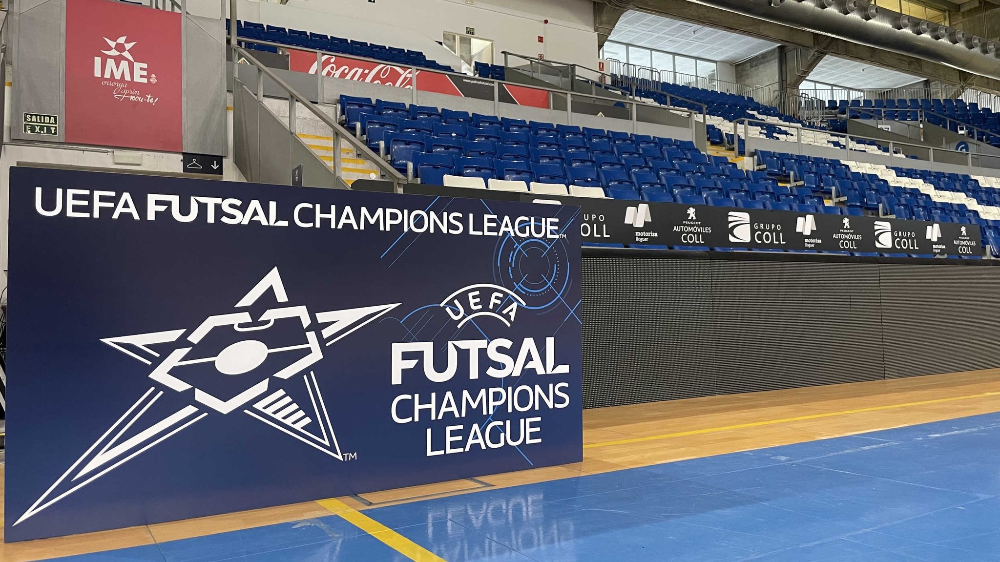 Cartel de la UEFA Futsal Champions en el Pabellón de Son Moix.