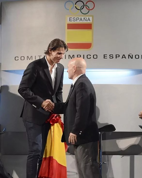 Rodríguez Cal entregó a Rafael Nadal la bandera que encabezó la delegación española en Londres 2012