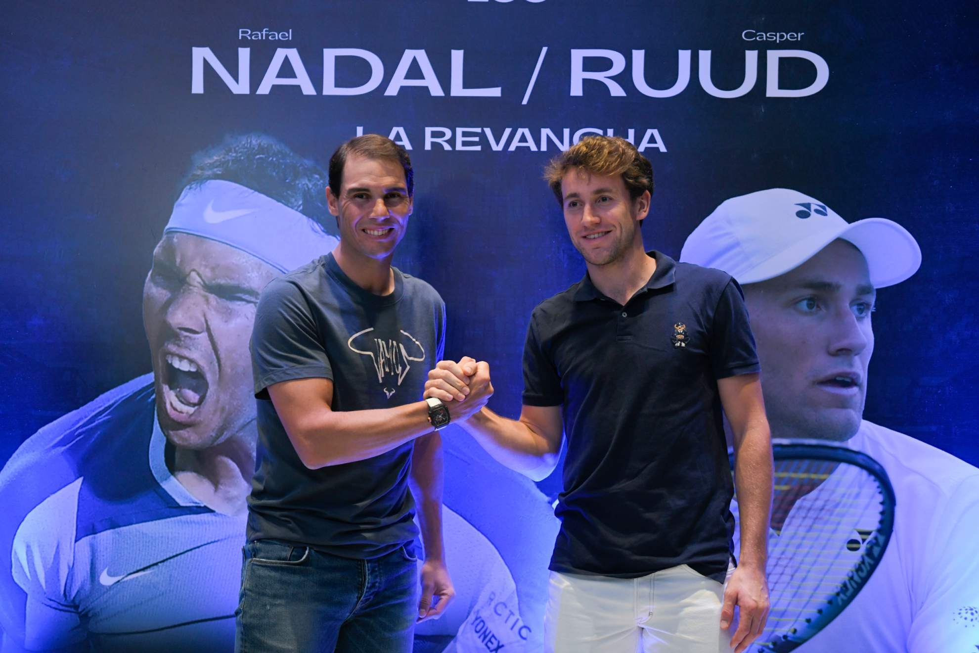Rafa Nadal y Casper Ruud estrechan sus manos durante la rueda de prensa de ayer en Buenos Aires.
