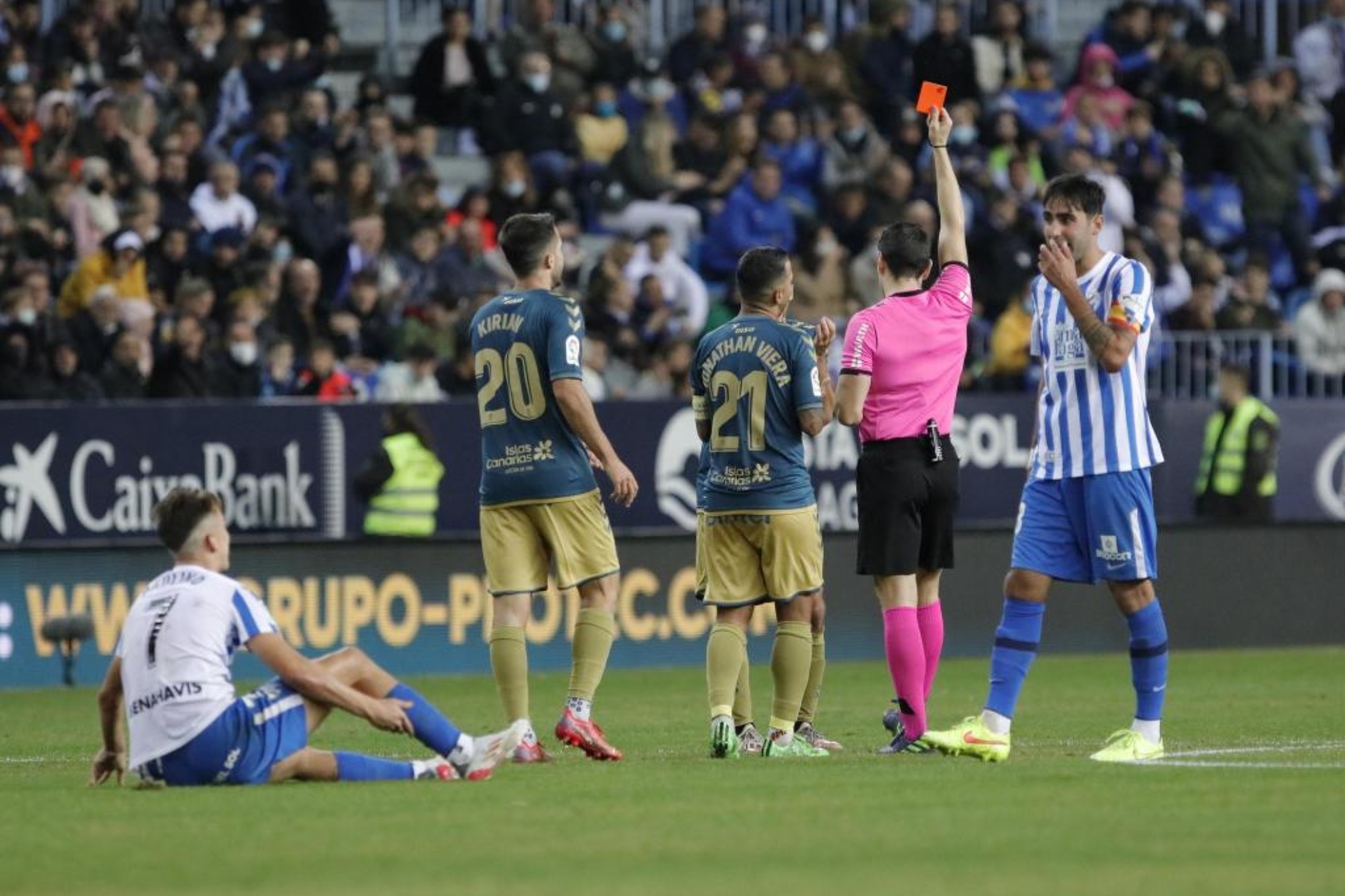 El árbitro muestra tarjeta roja en el Málaga-Las Palmas