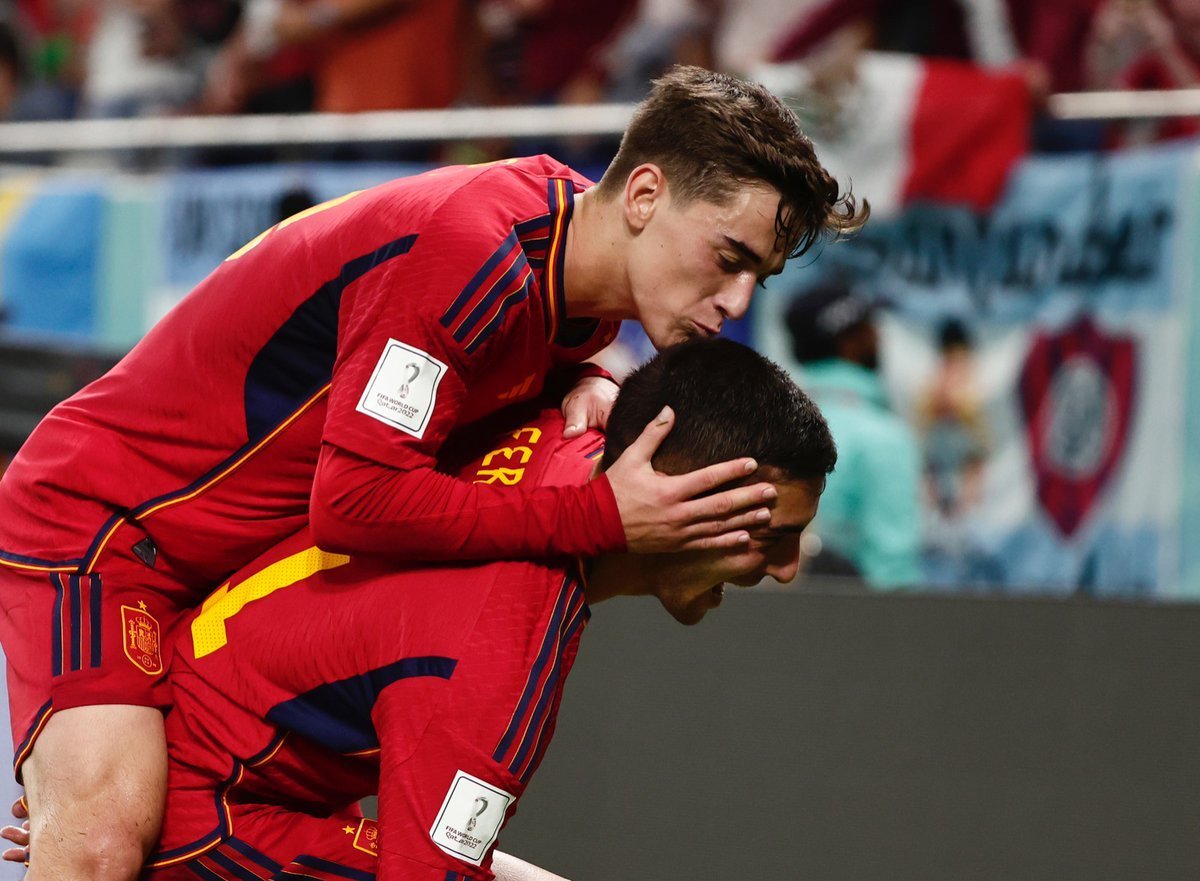 Gavi y Ferrán Torres celebran un gol