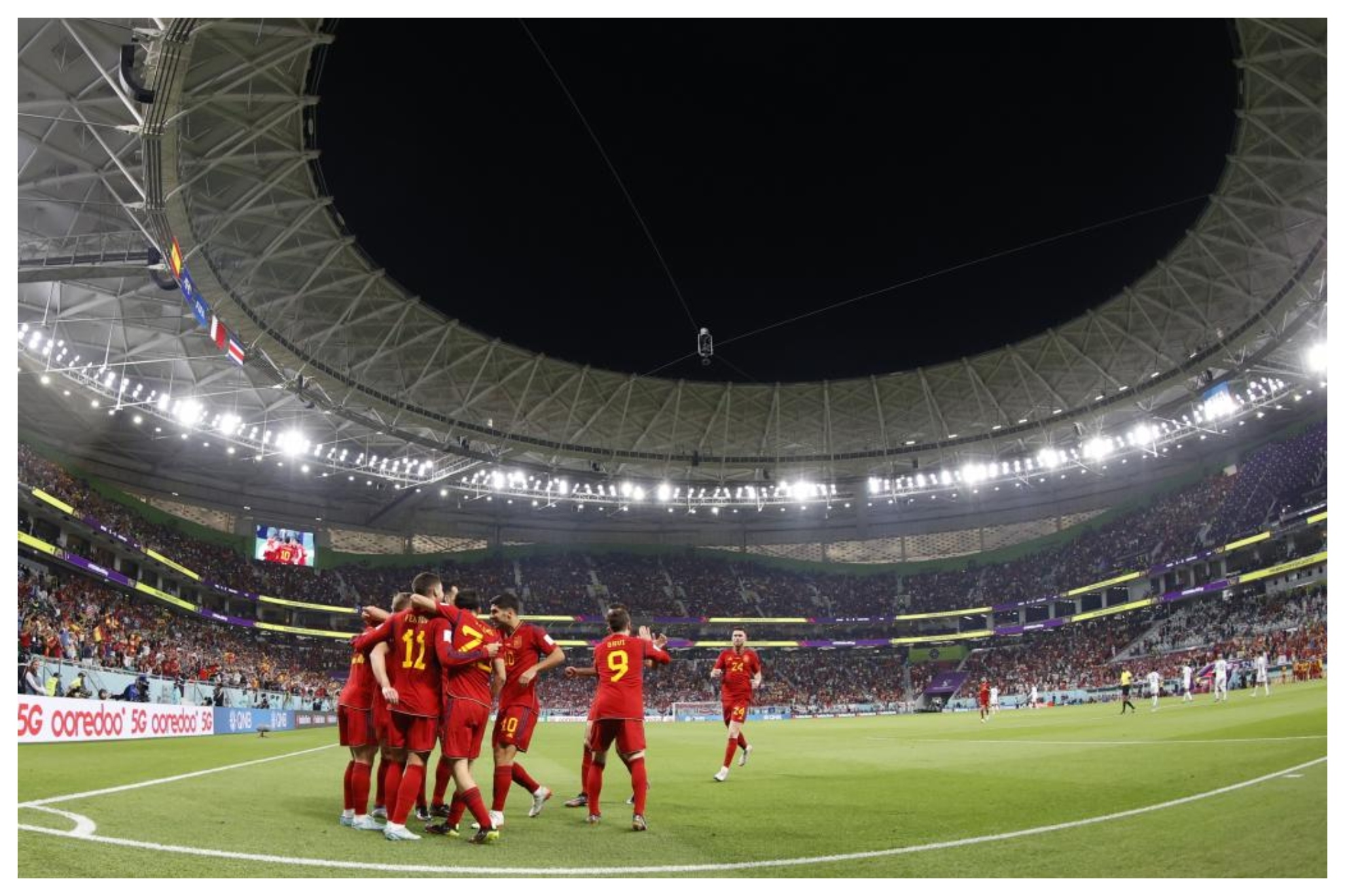 Piña de los jugadores de España tras uno de los goles frente a Costa Rica.