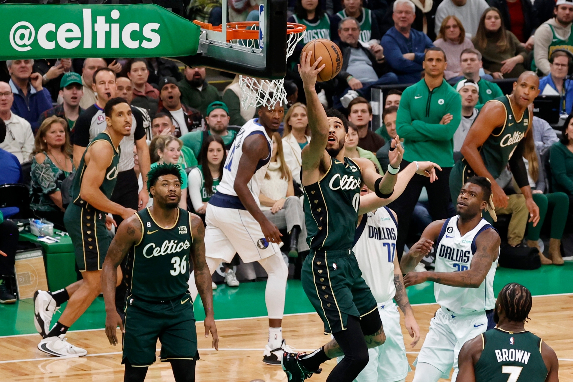 Los Celtics llegaron a tener ventaja de hasta 27 puntos en al tercer cuarto | AP
