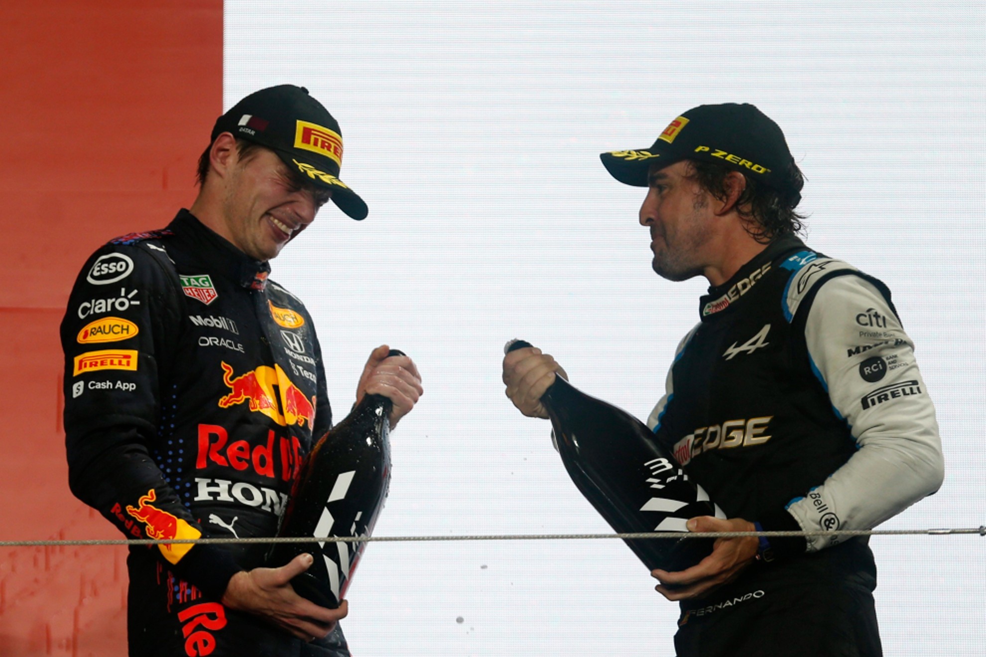 Fernando Alonso y Max Verstappen celebrando el podio en Qatar 2021