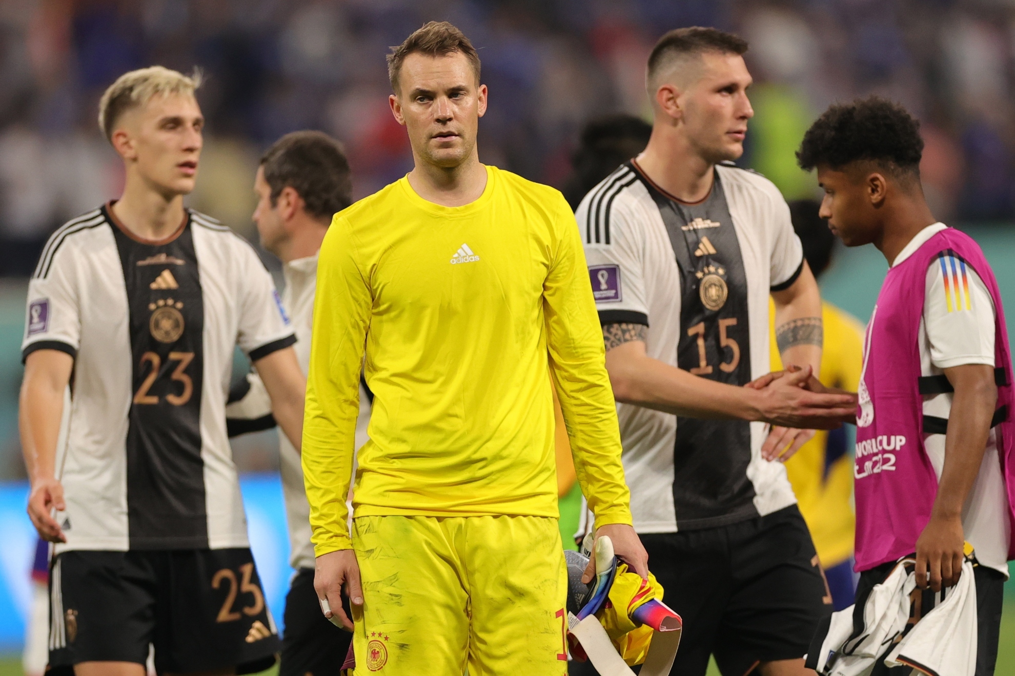 Los jugadores de Alemania se retiran apesadumbrados.