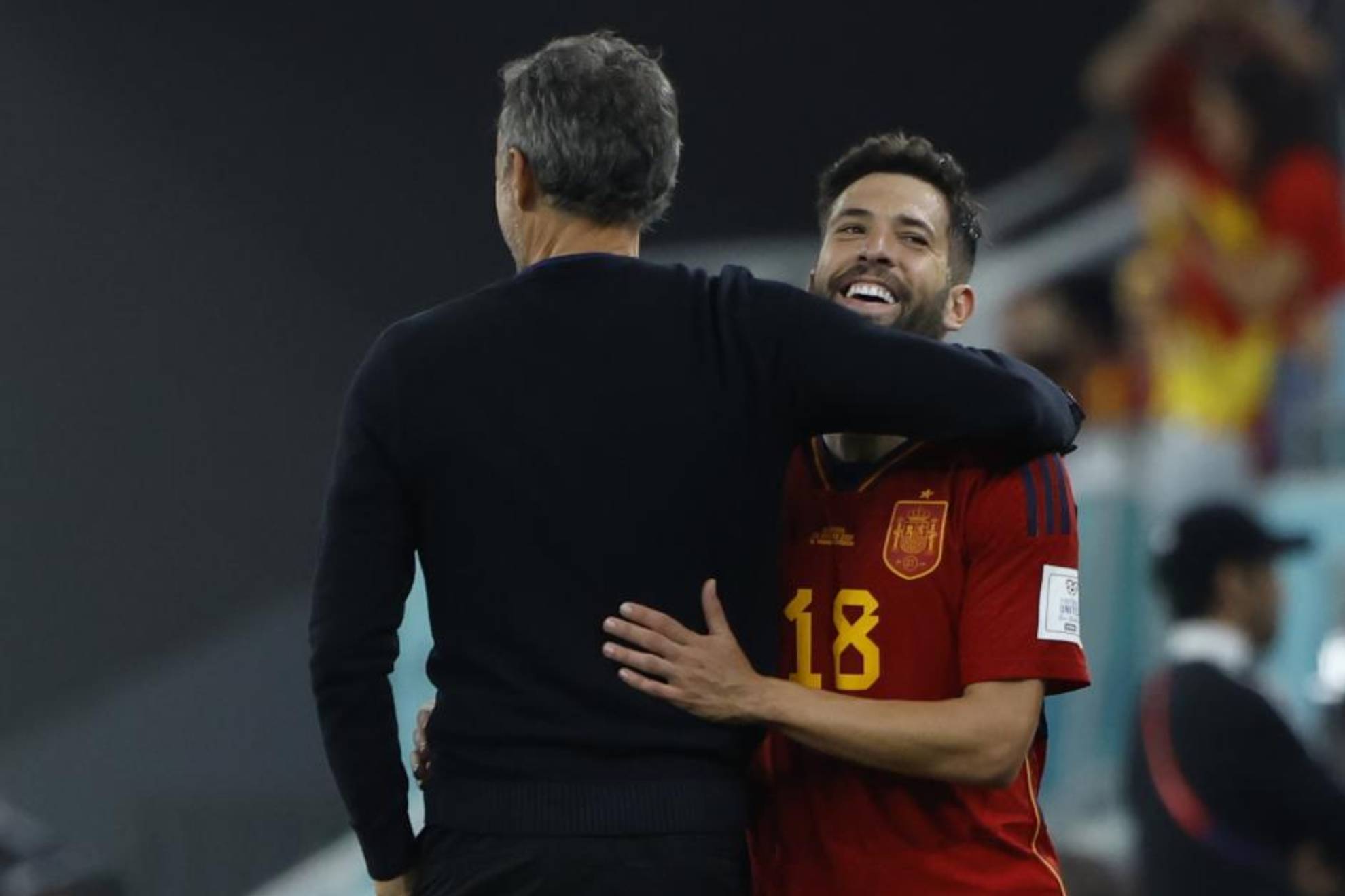 Jordi Alba se abraza con Luis Enrique tras el partido