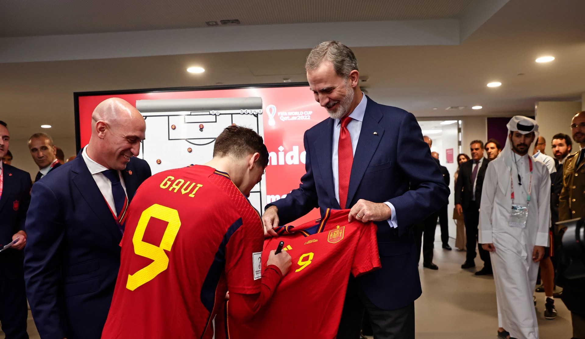 Gavi, en el momento de firmar la camiseta que regalaron a Felipe VI tras la victoria española ante Costa Rica.