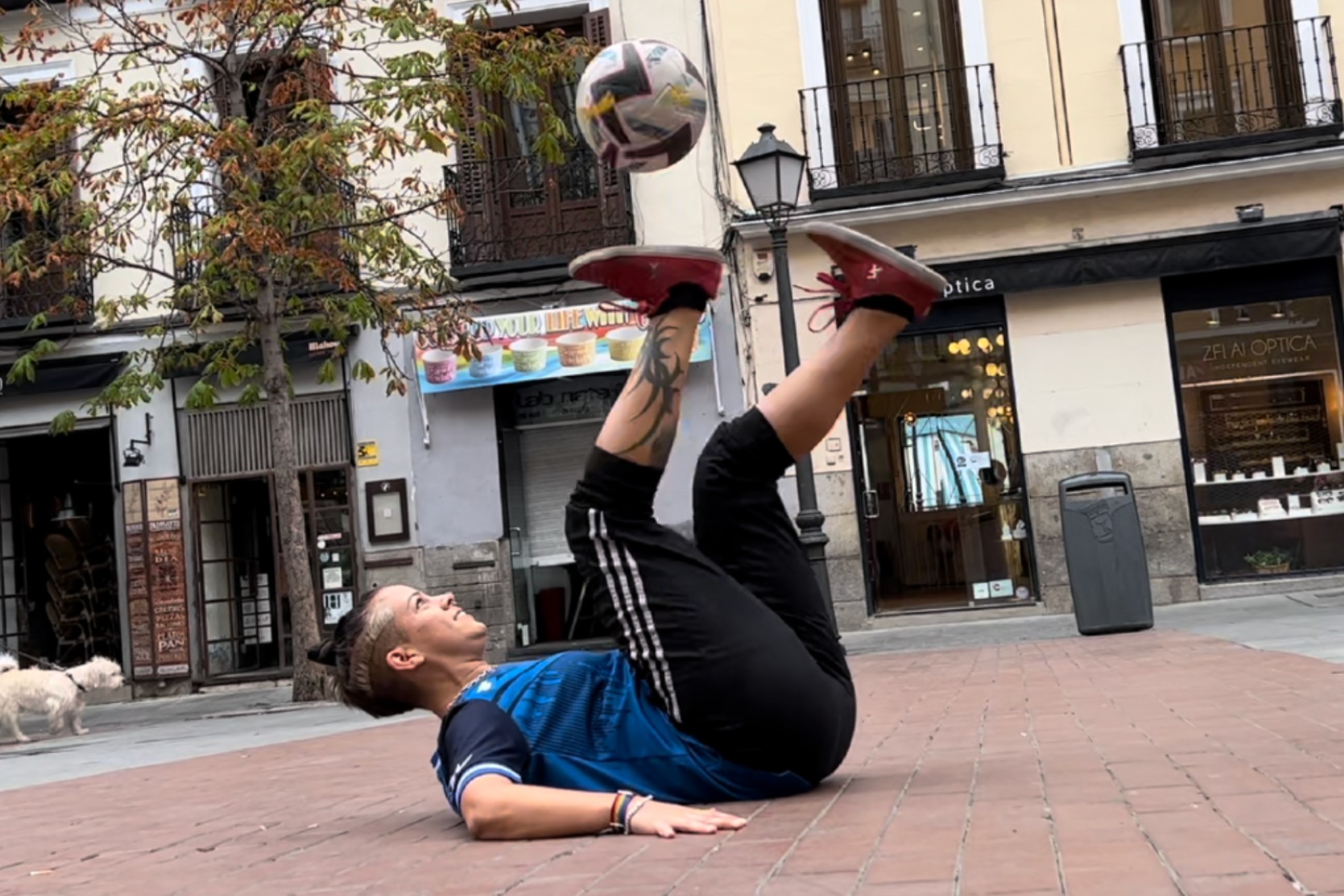 Paloma Pujol, entrenando en una plaza madrileña / Vídeo: Alberto Ibáñez; Edición: Rodolfo Espinosa