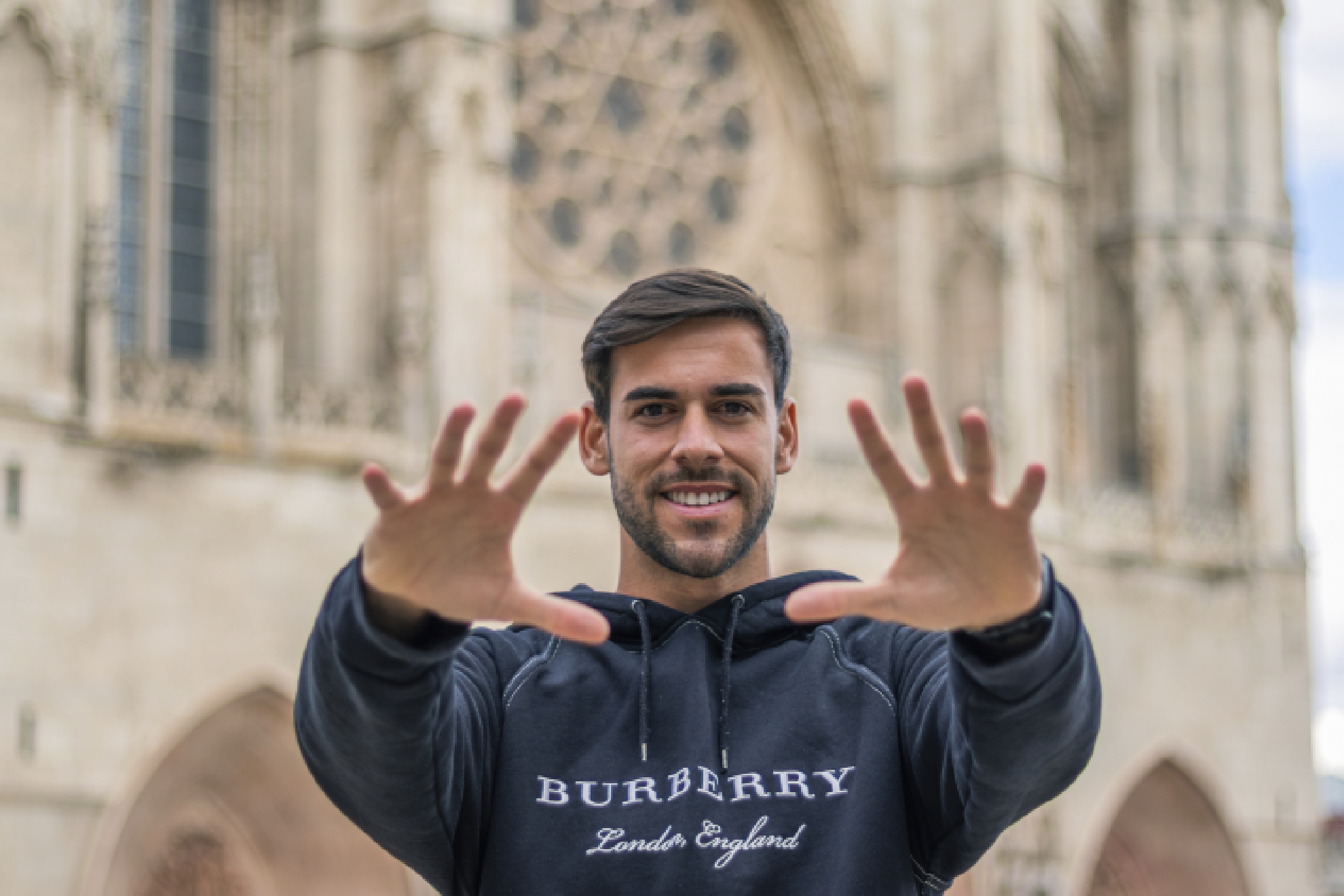 José Antonio Caro (28) posando frente a la atedral de Burgos.