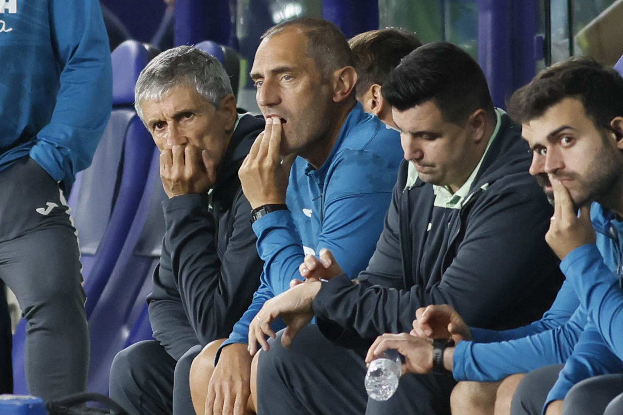 Quique Setién junto a su cuerpo técnico en uno de sus encuentros con el Villarreal / MARCA
