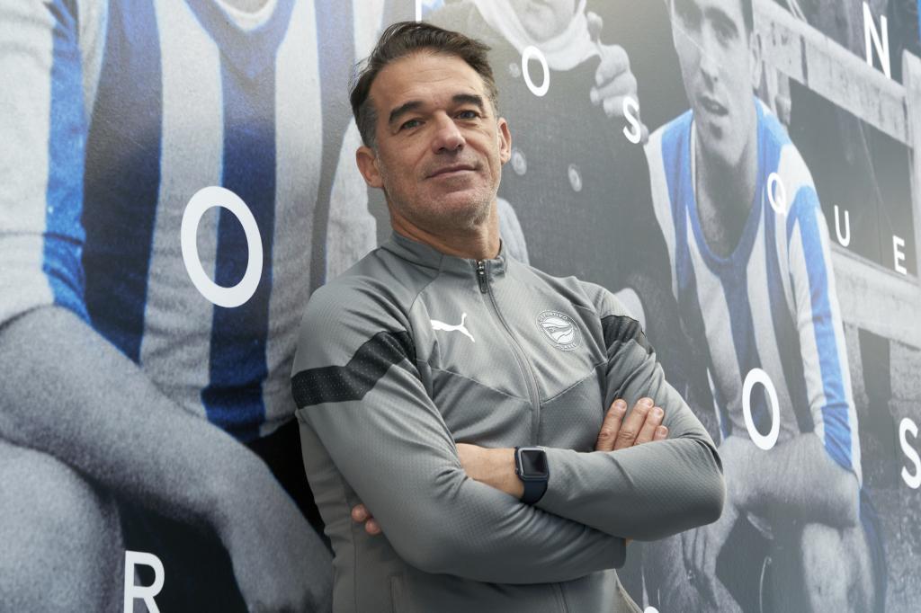 El técnico del Alavés, en una de las paredes de la Ciudad Deportiva tras un entrenamiento.