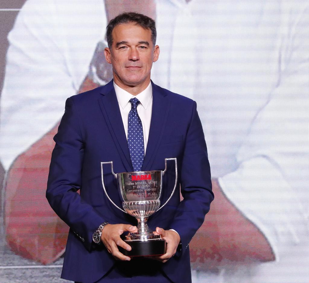 Luis García Plaza, con la Copa MARCA, que le acredita como mejor entrenador de la temporada 2020-21
