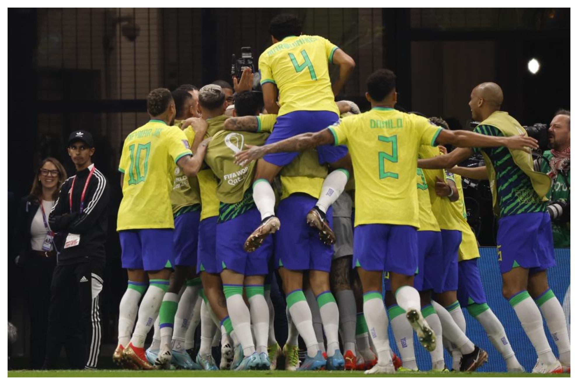Brasil celebra uno de sus goles contra la selección serbia.