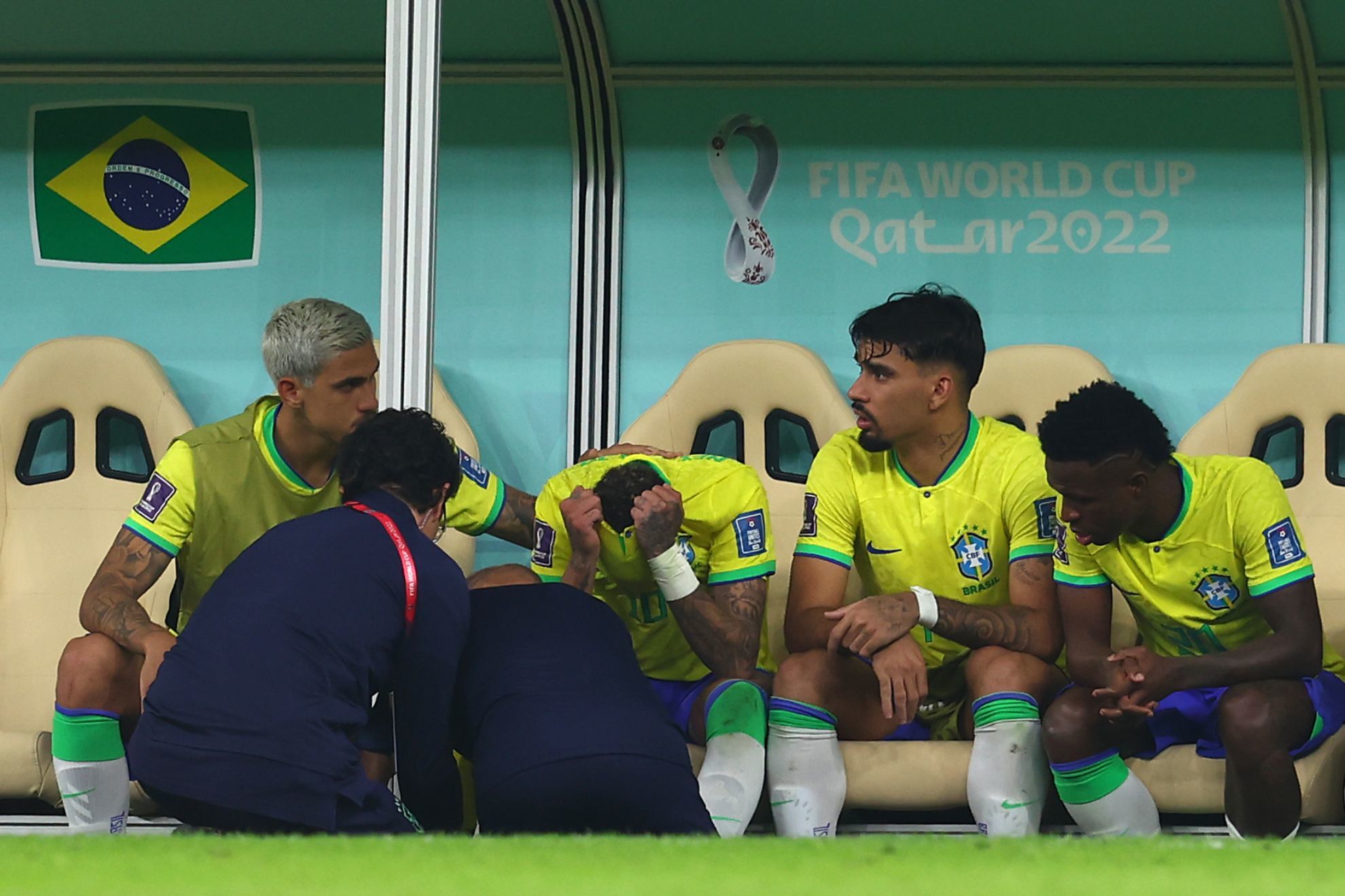 Neymar, déconfit sur le banc.