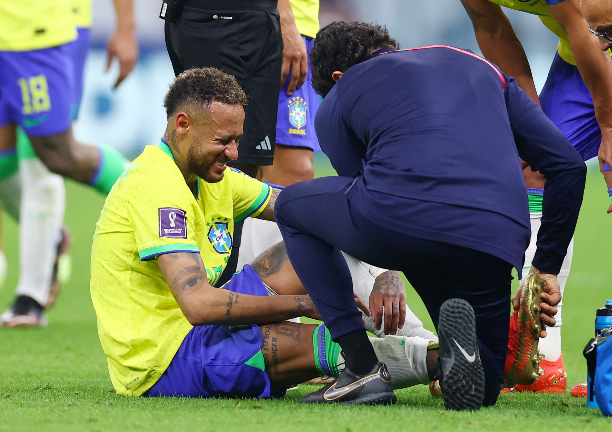 Neymar y su tobillo inflamado preocupa a Brasil... y recuerda el drama del Mundial de 2014