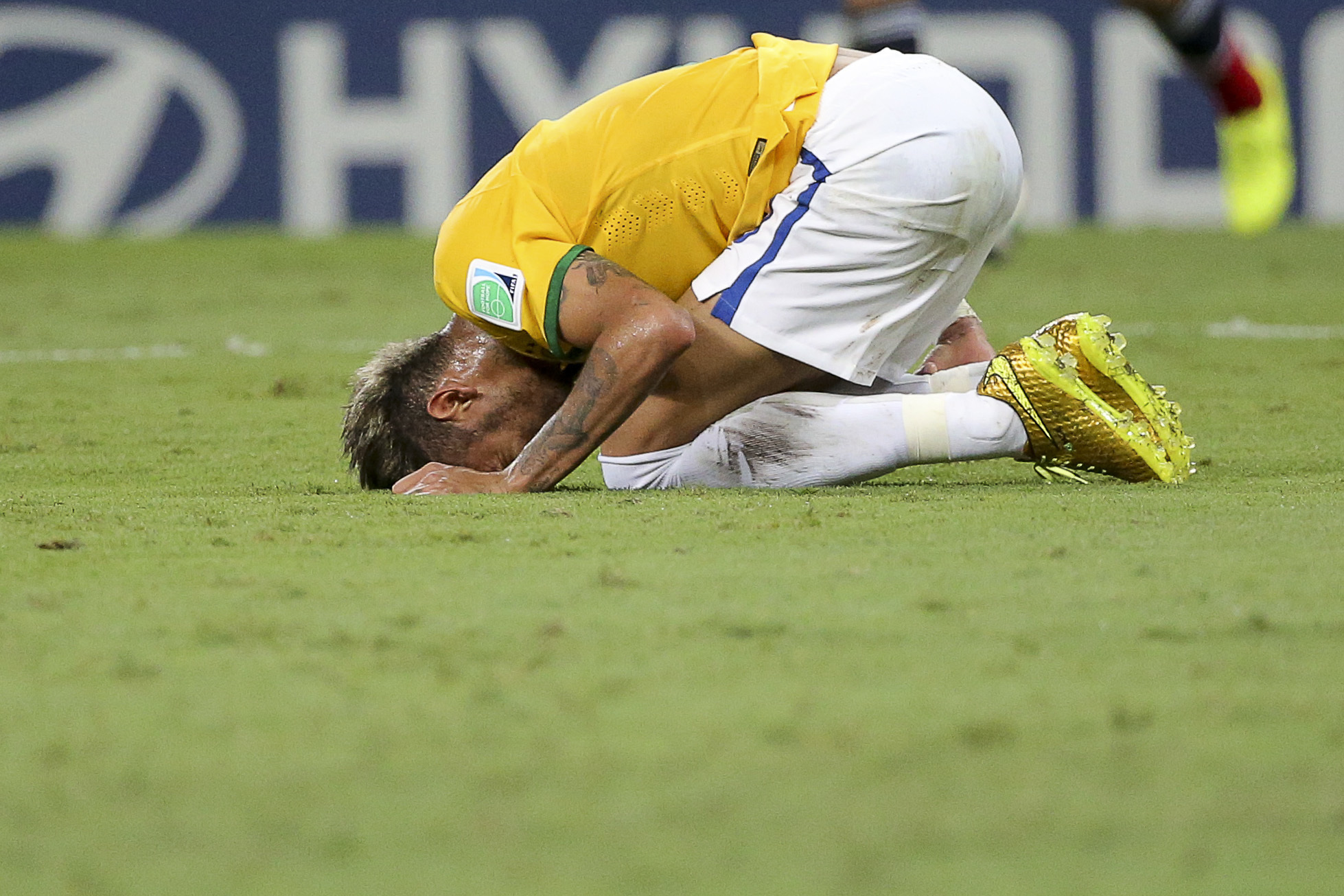 Neymar y su tobillo inflamado preocupa a Brasil... y recuerda el drama del Mundial de 2014