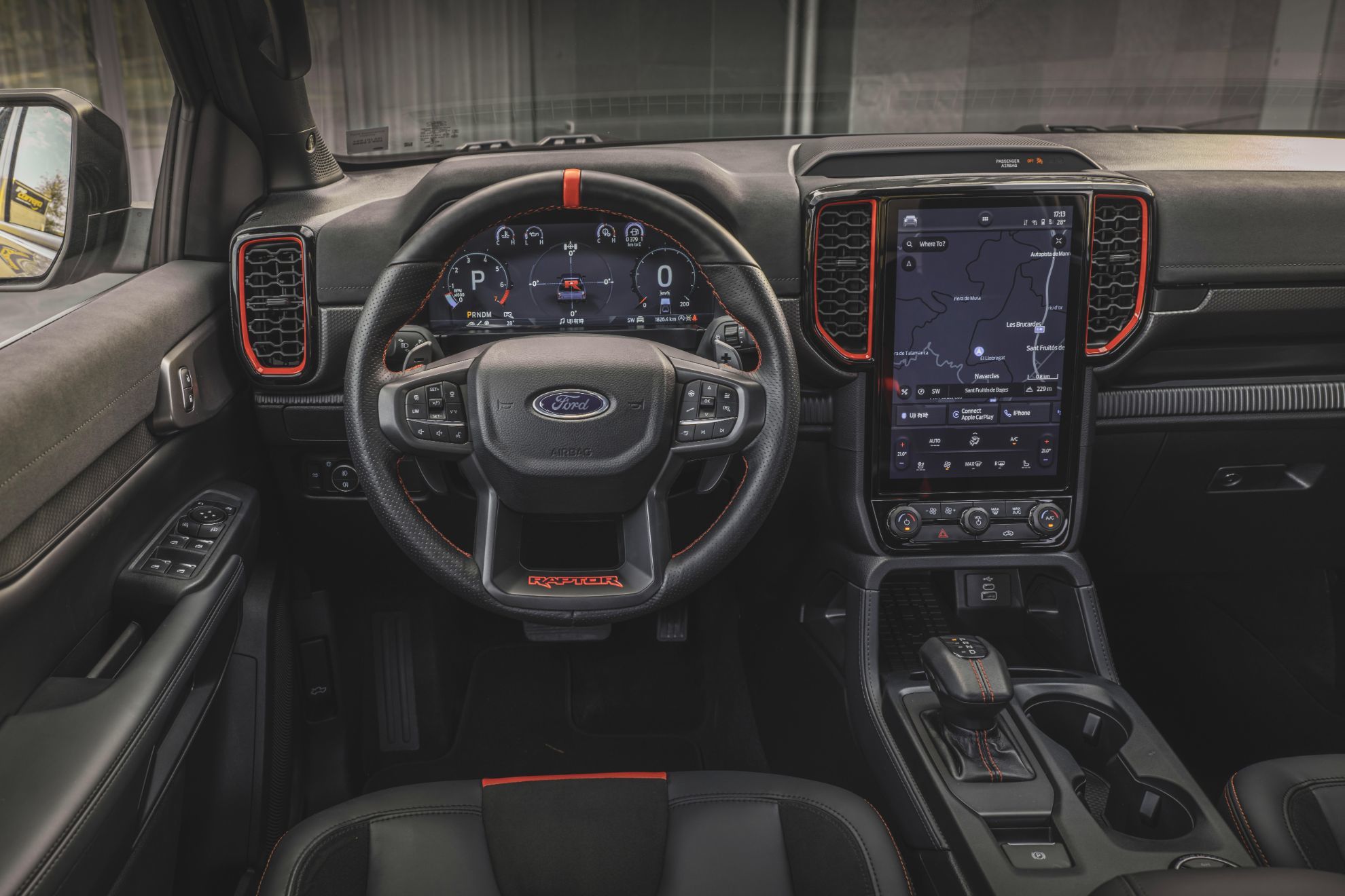 El interior es muy moderno, con la gran pantalla tctil vertical caracterstica de Ford.