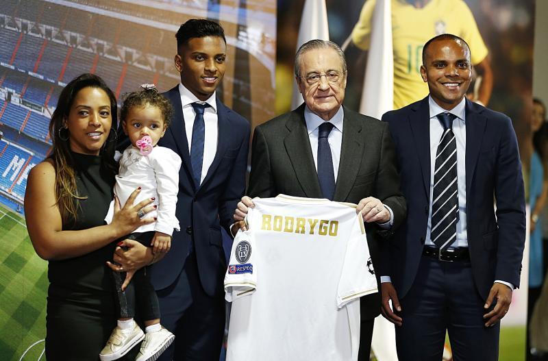 Rodrygo, junto a su familia y Florentino Pérez, durante su presentación como jugador del Real Madrid en 2019 / MARCA