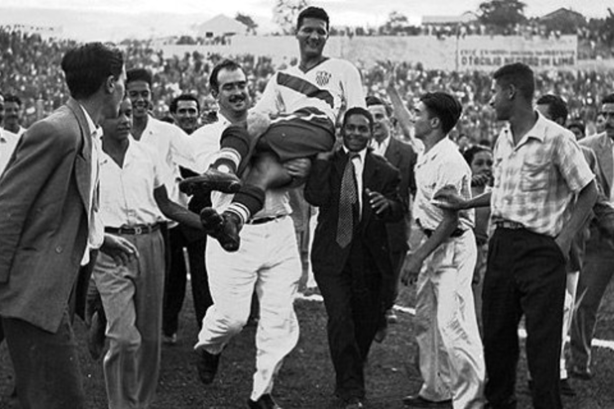 Gaetjens, a hombros tras el triunfo estadounidense ante Inglaterra en el Mundial de Rio 1950