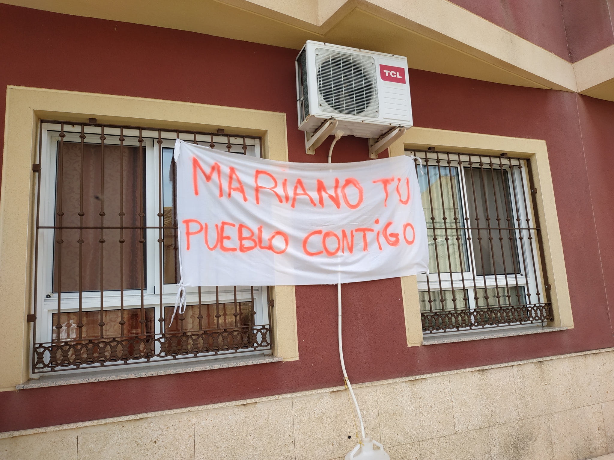 Una de las pancartas de apoyo a Mariano García en una fachada de Cuevas de Reyllo/ Foto: @elultimorunner